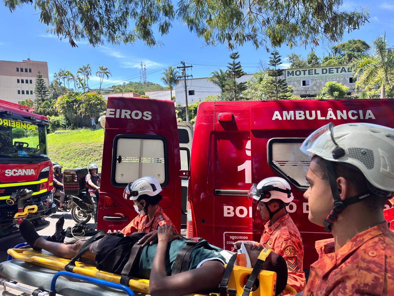 O motociclista foi socorrido por equipes do Corpo de Bombeiros e encaminhado para um hospital da região