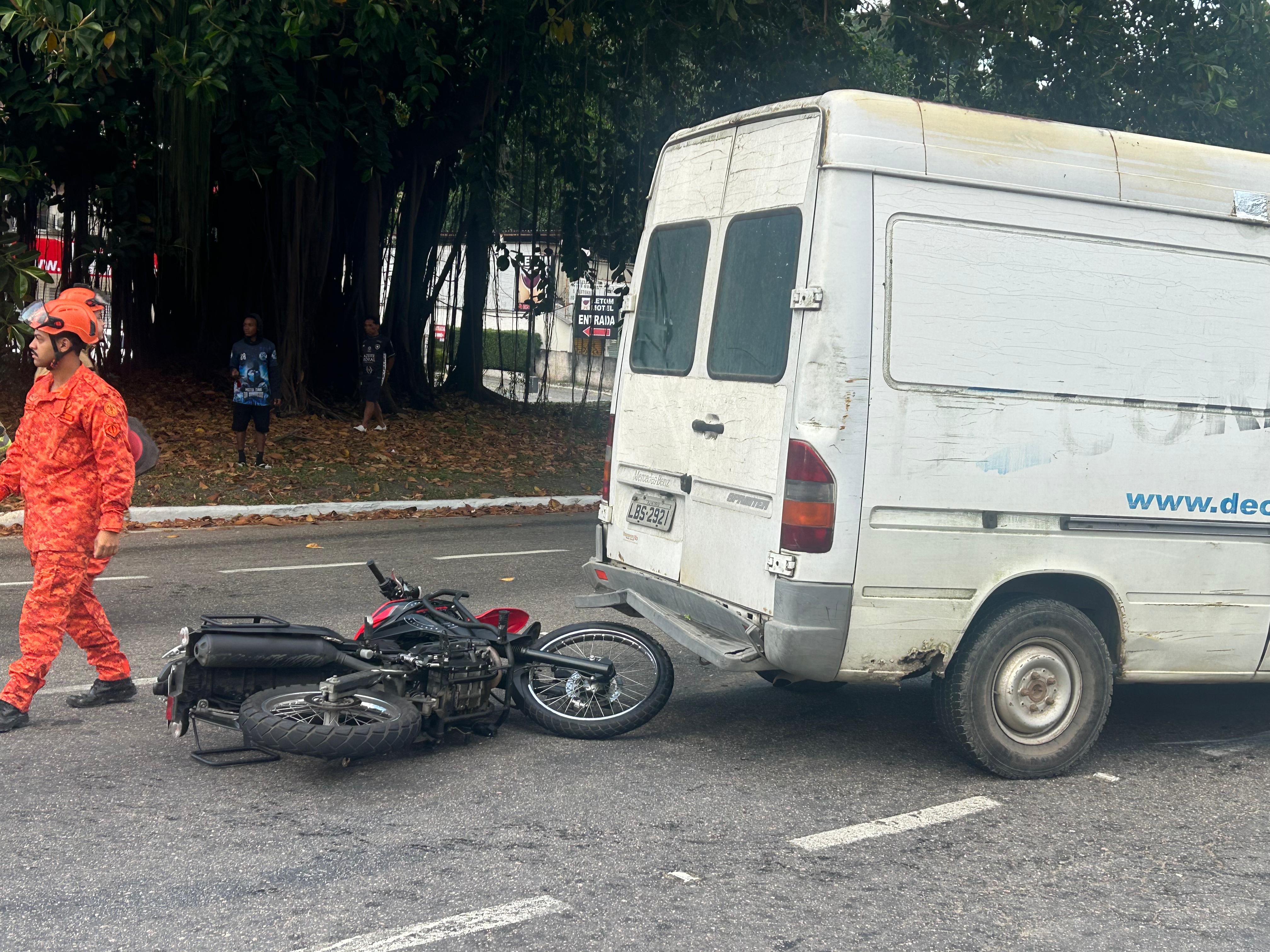 Moto da vítima que ficou ferida devido à colisão
