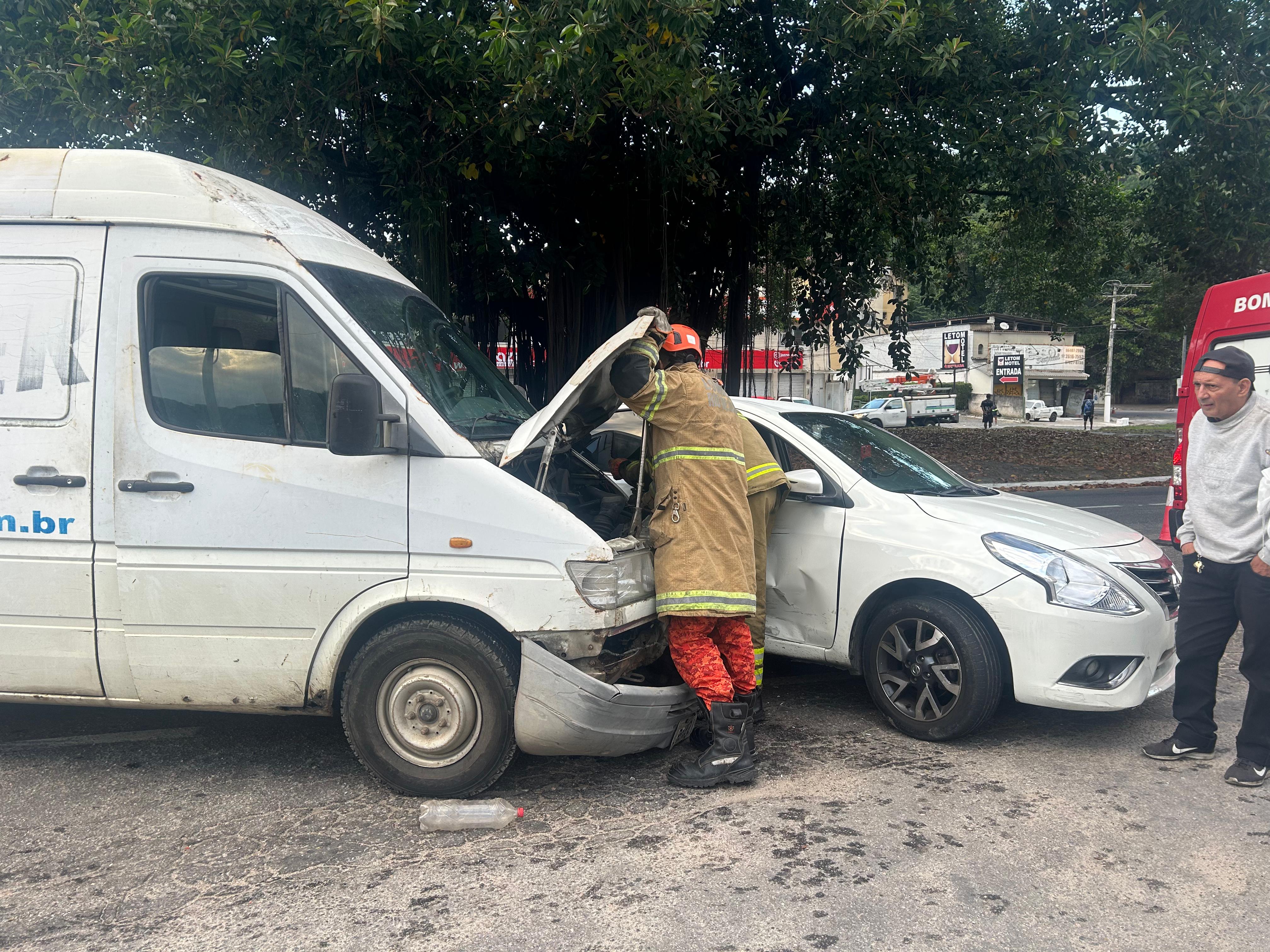 Estado em que ficaram a van e o carro de passeio