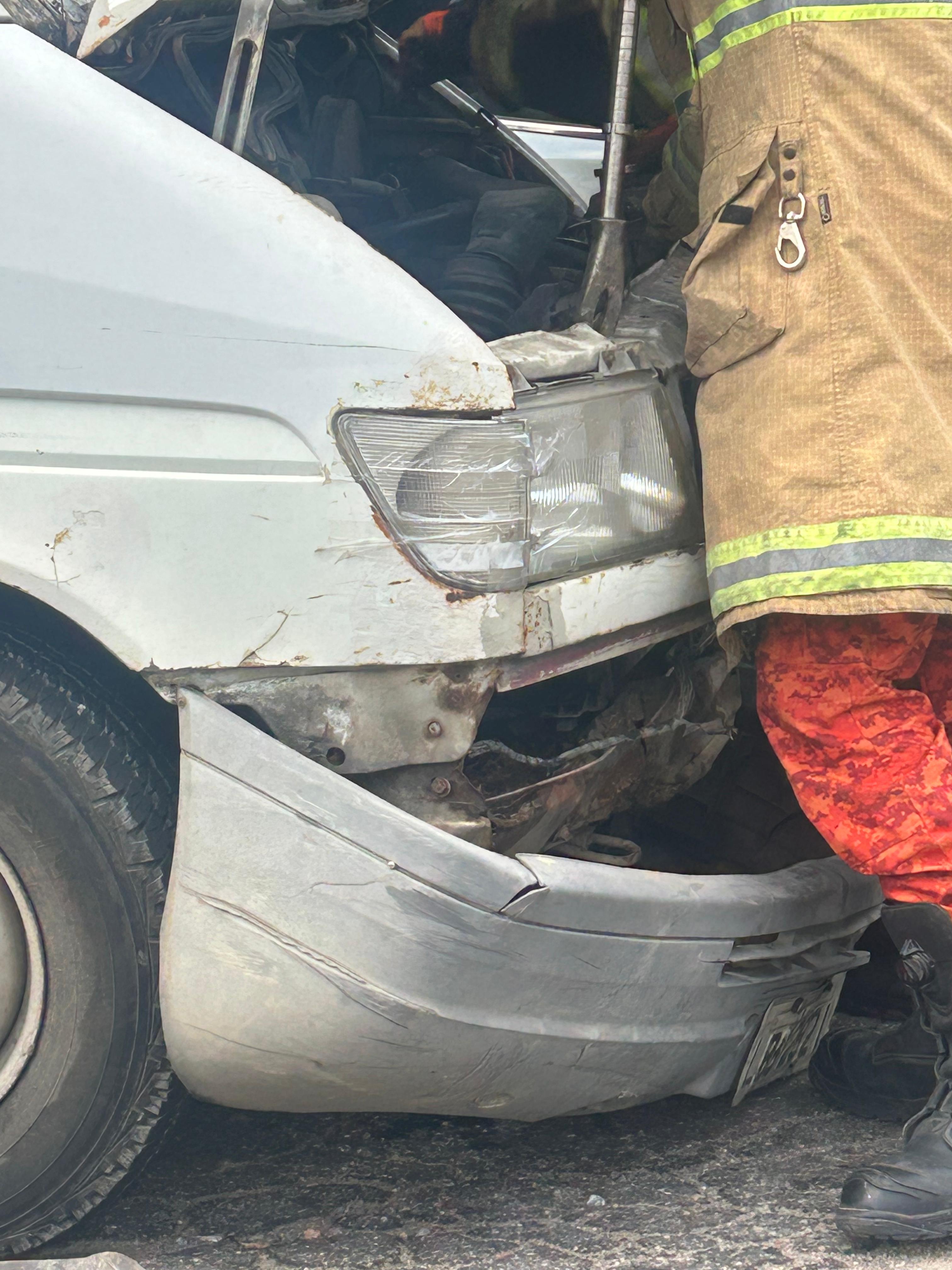 Estado que ficou a van após a colisão