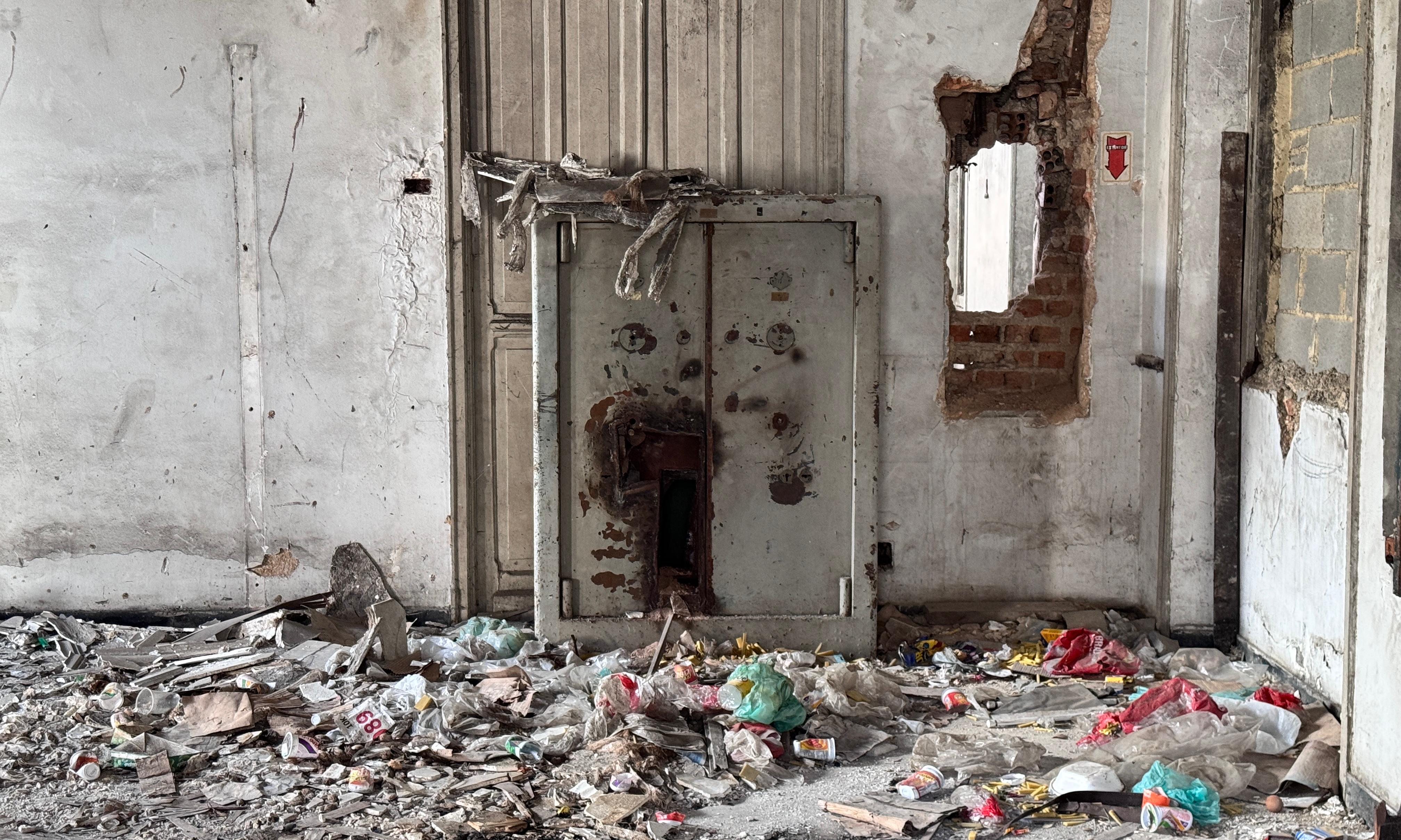 Lixos estão presentes em diversas partes do interior do Palacete