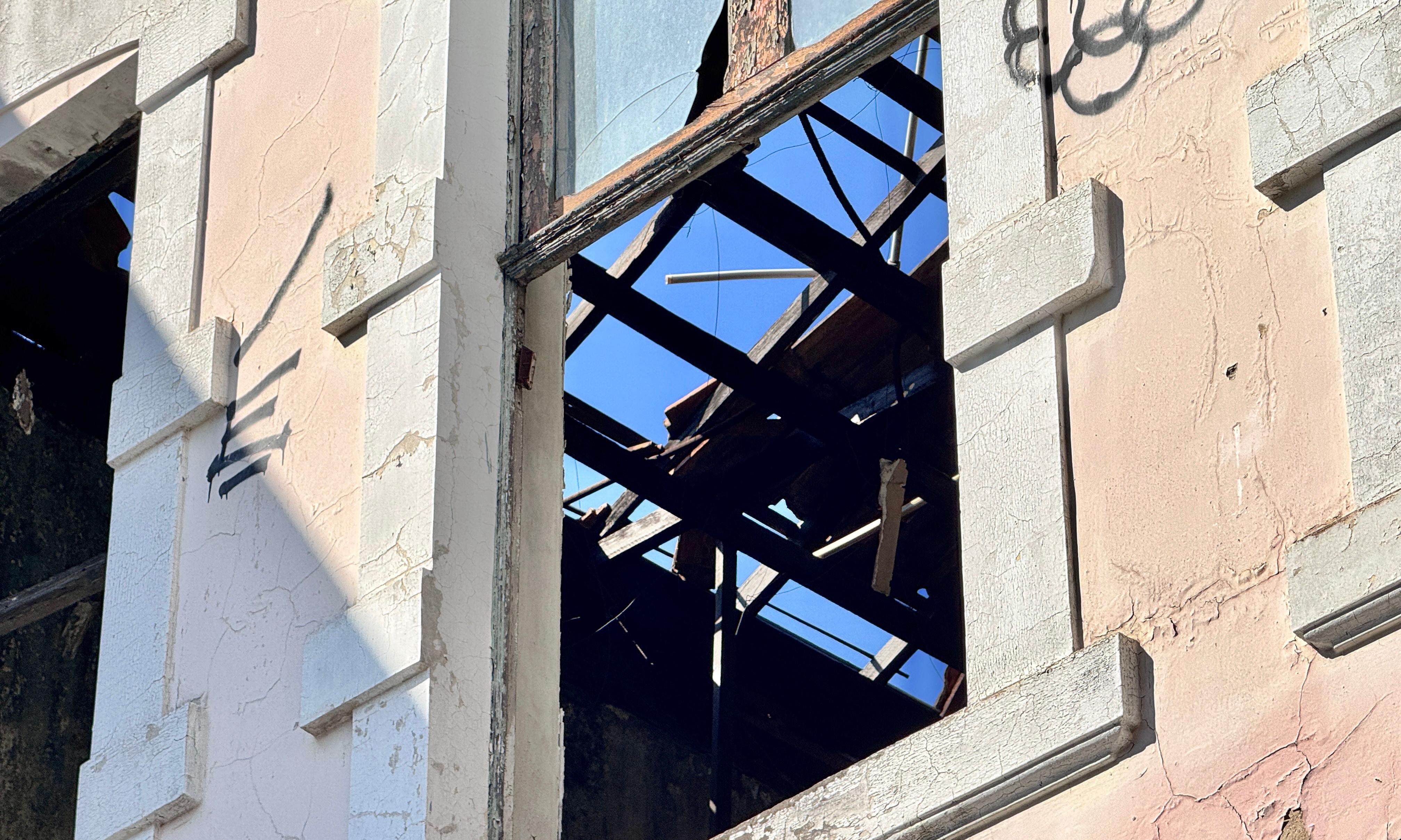 Janelas desprotegidas e partes do telhado em risco de desabamento