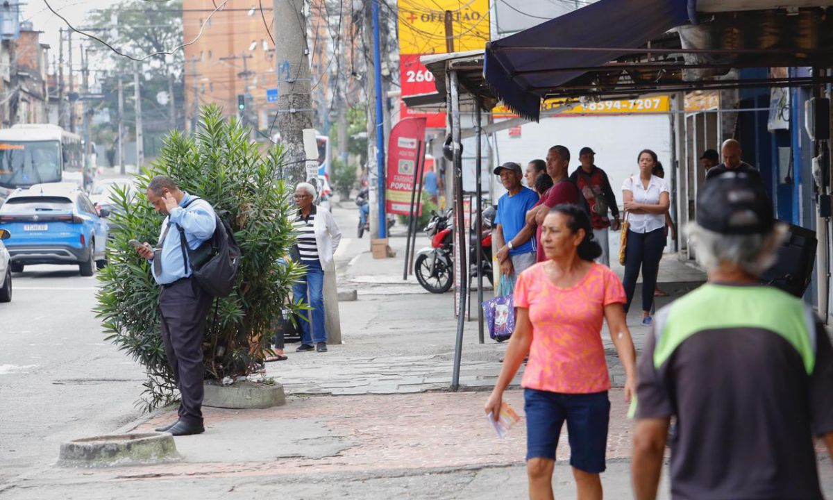 Trabalhadores voltaram a rotina na manhã desta quarta-feira (29)