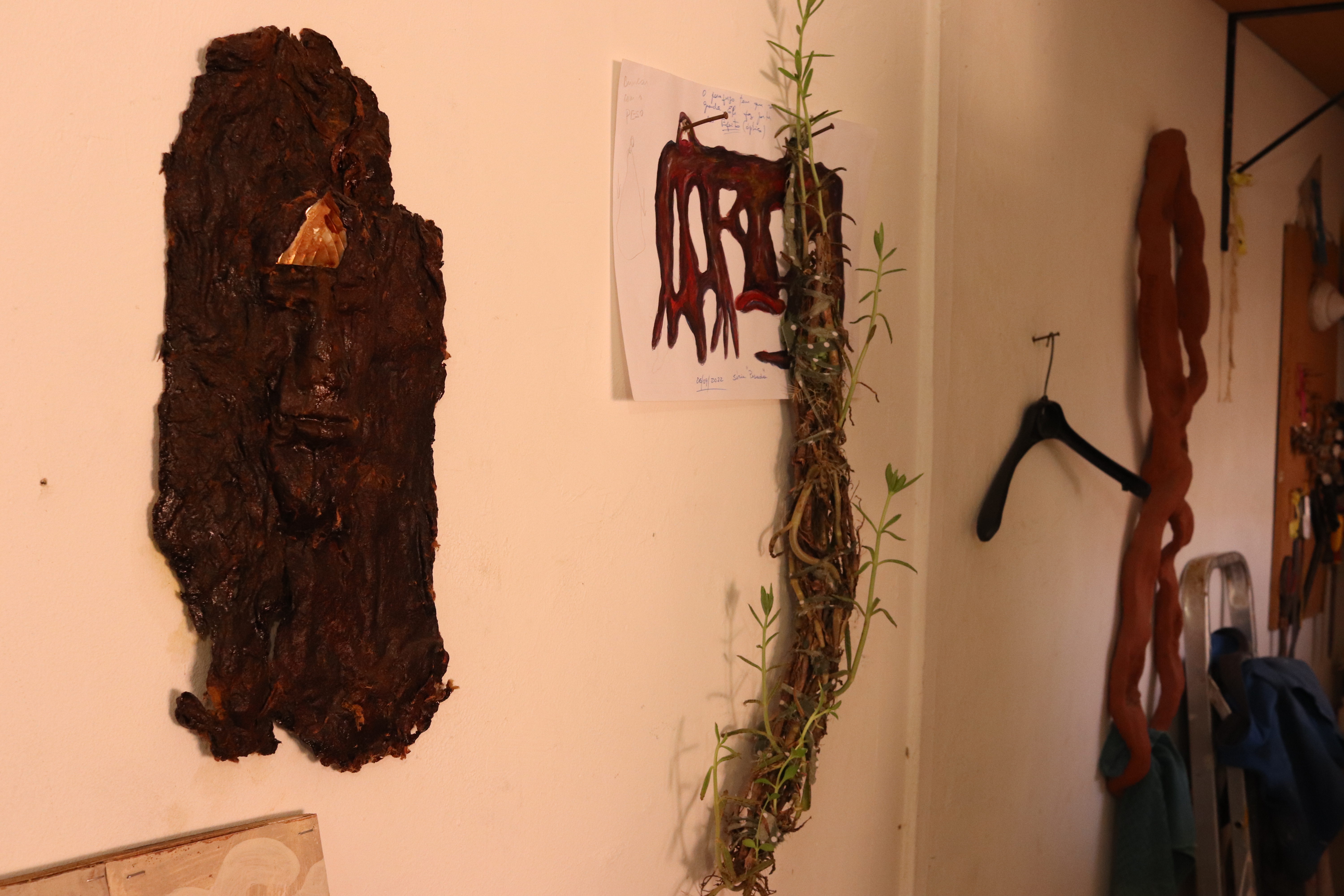 Obras criadas a partir de galhos e troncos caídos