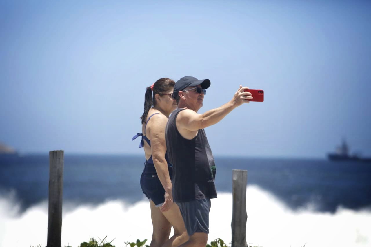 Pedestres aproveitam o visual na Praia de Piratininga