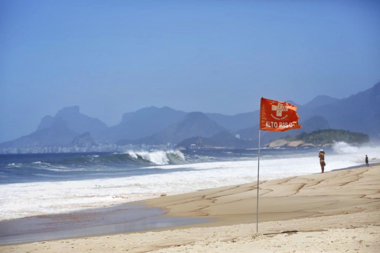 Alerta e bandeira vermelha na Praia de Piratininga