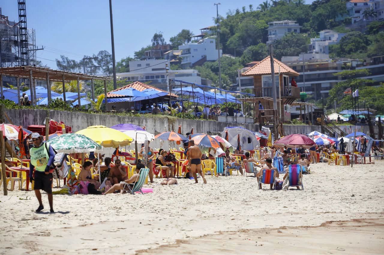 Mesmo com ressaca, banhistas aproveitam a praia no feriadão