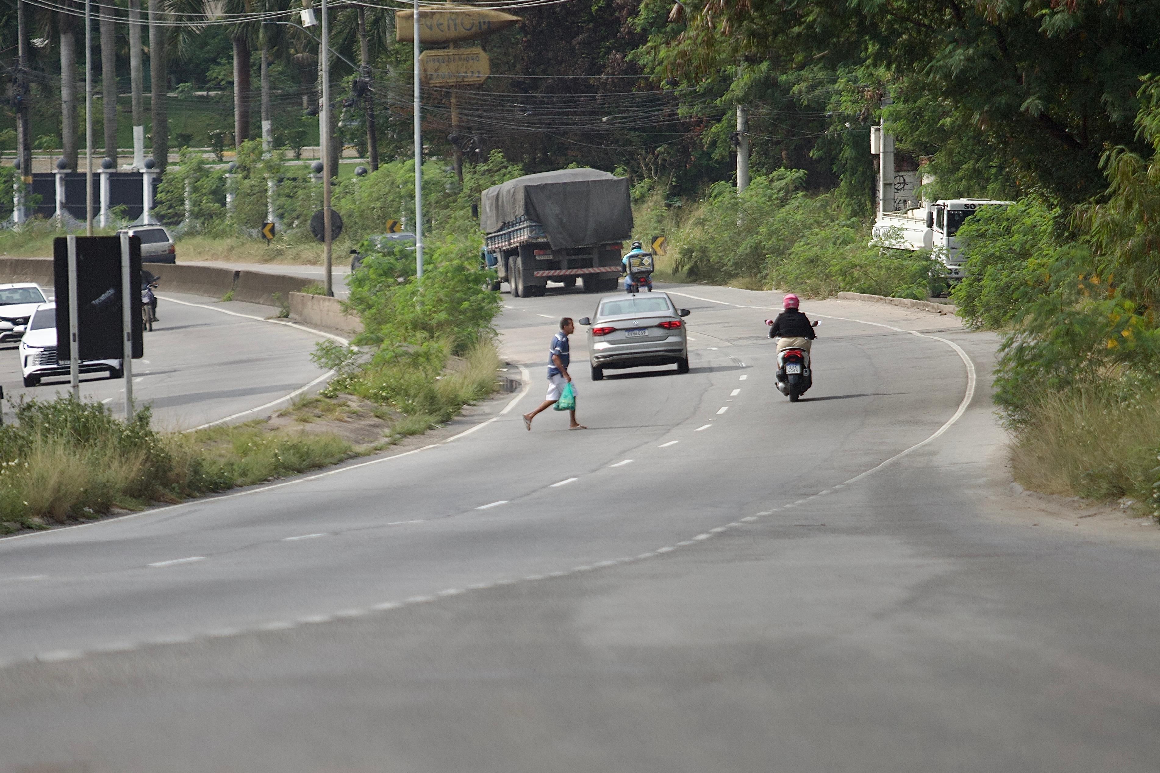 Pedestres se arriscam atravessando a RJ-104