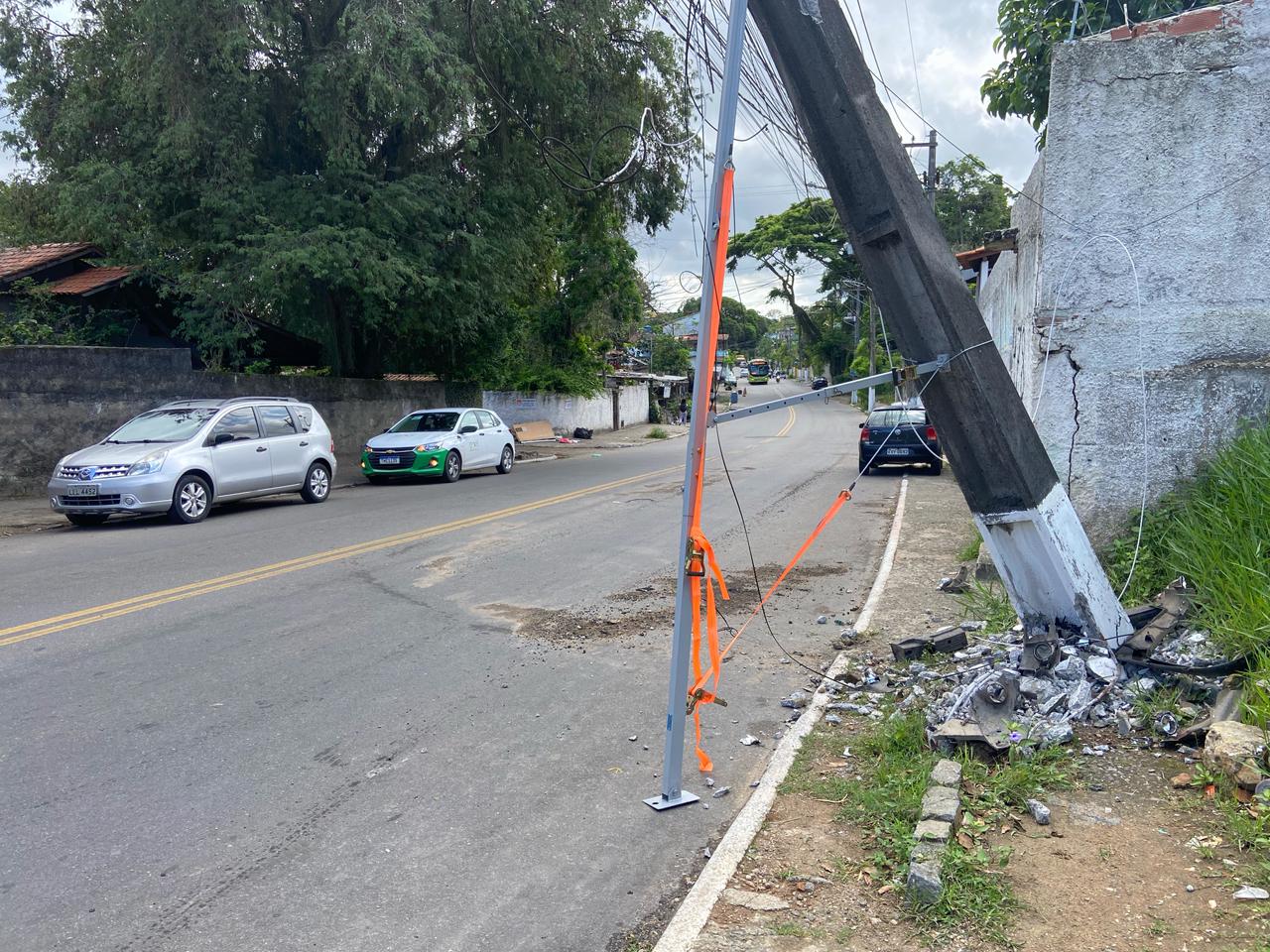 Equipes da Enel permanecem no local realizando reparos emergenciais

|