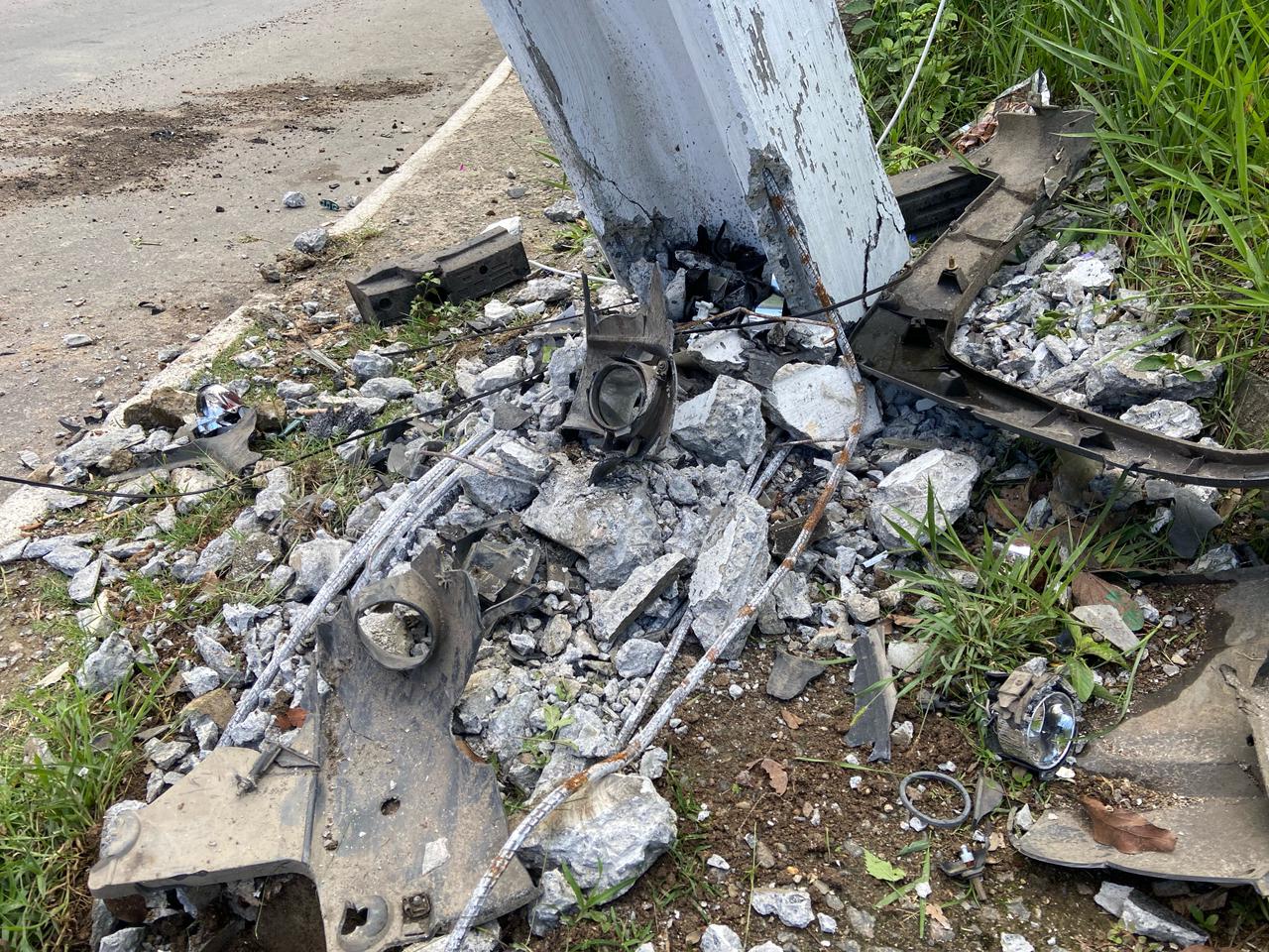 Estado em que ficou o poste após a colisão