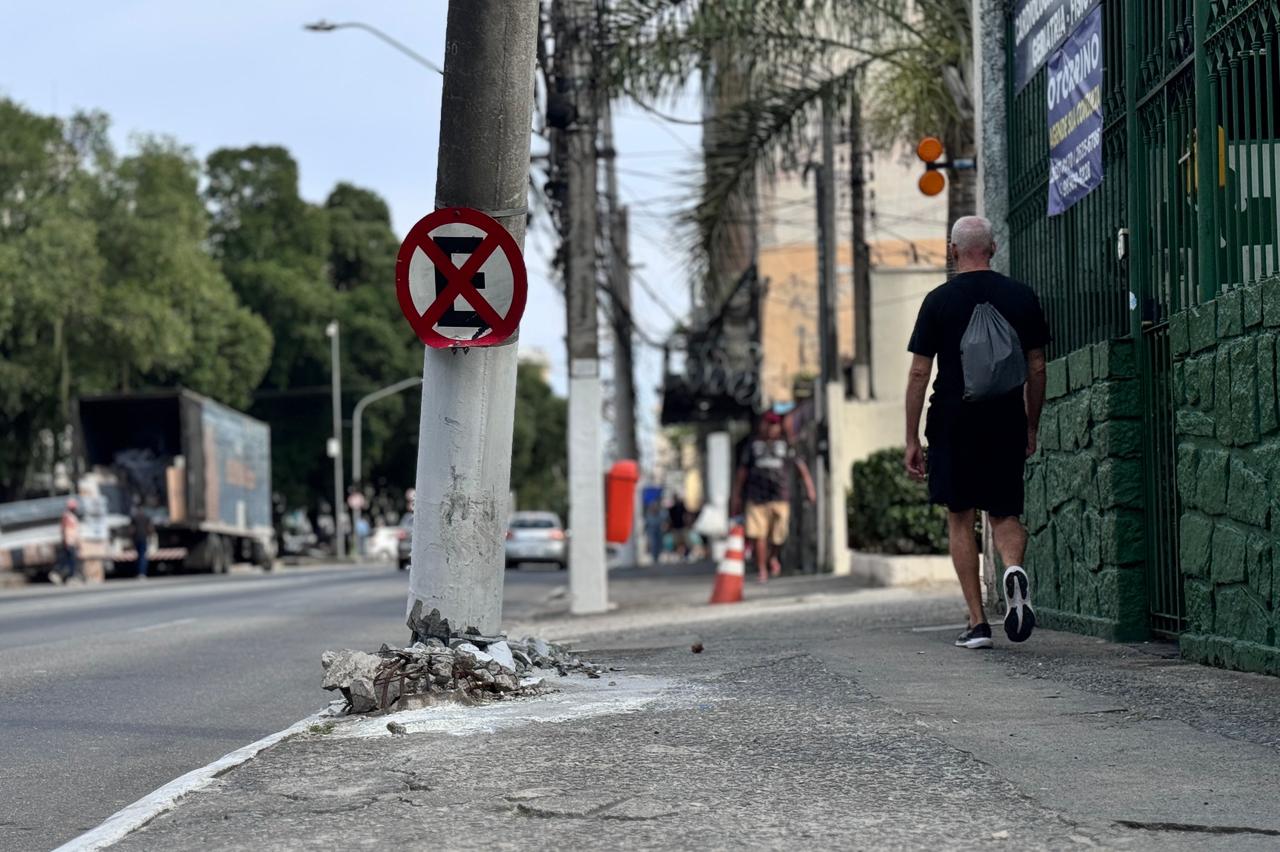 Pedestres se arriscam ao passarem ao lado do poste