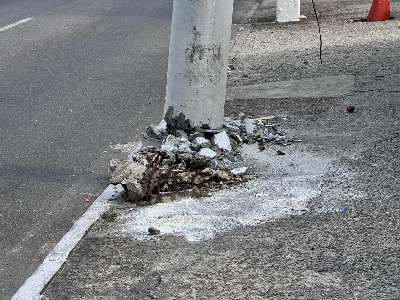 Base do poste ficou destruída após o acidente