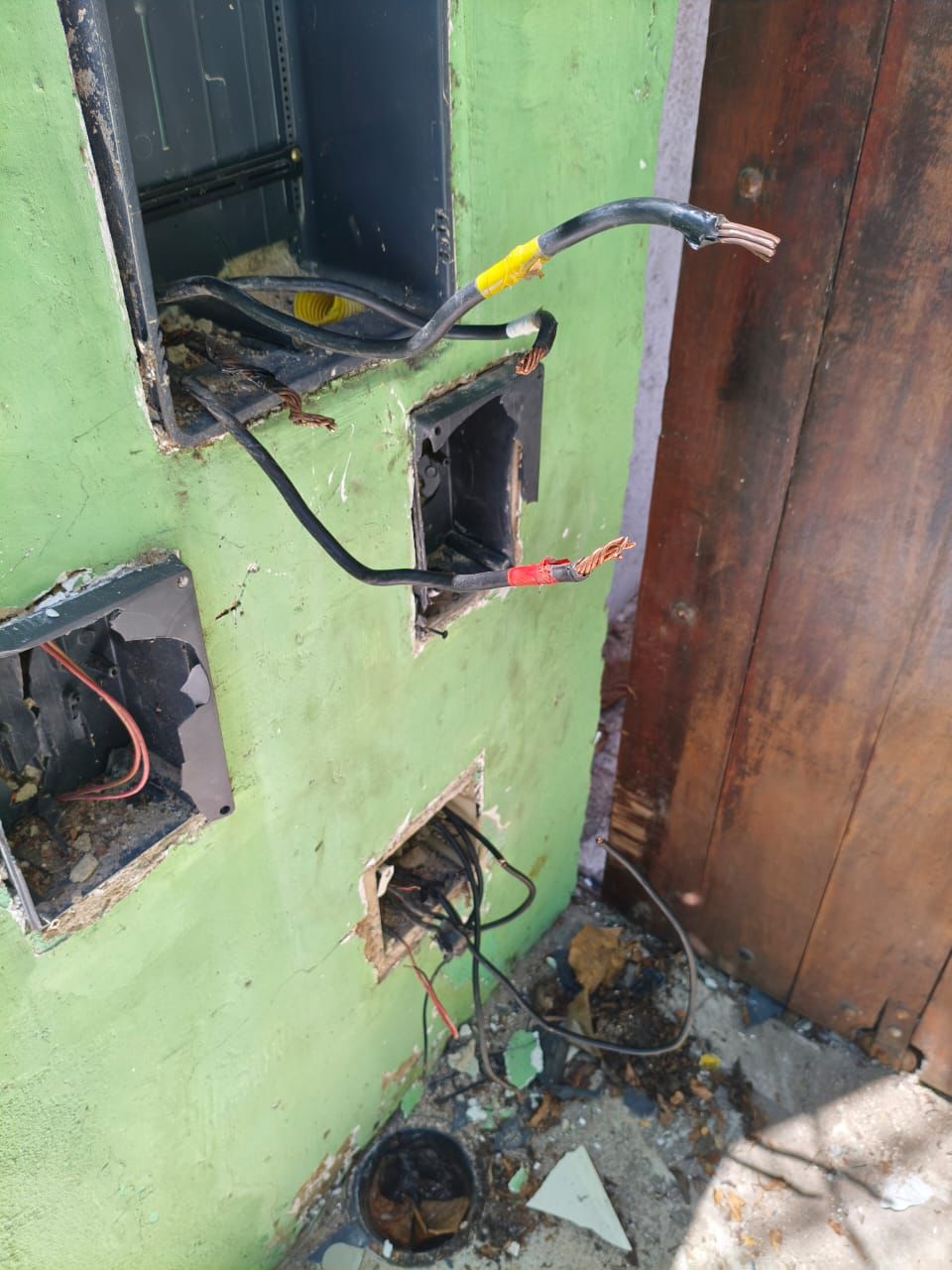 Local onde ele estava furtando os fios