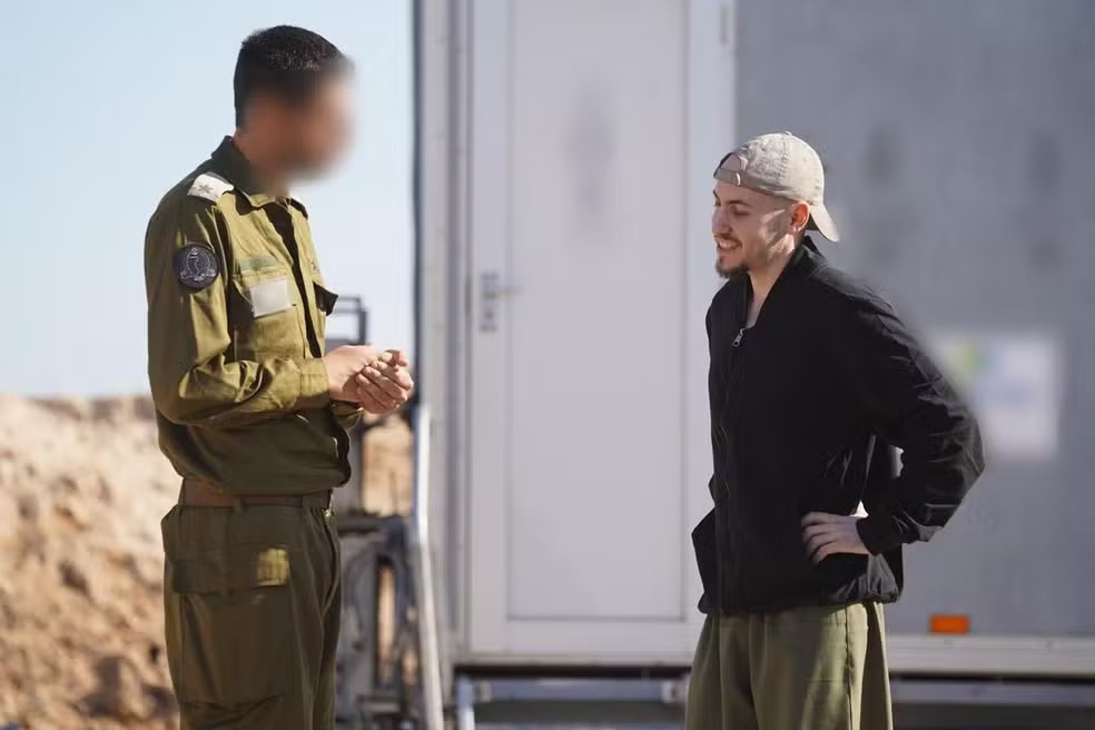 Refém libertado Eitan Mor com representantes das Forças de Defesa de Israel