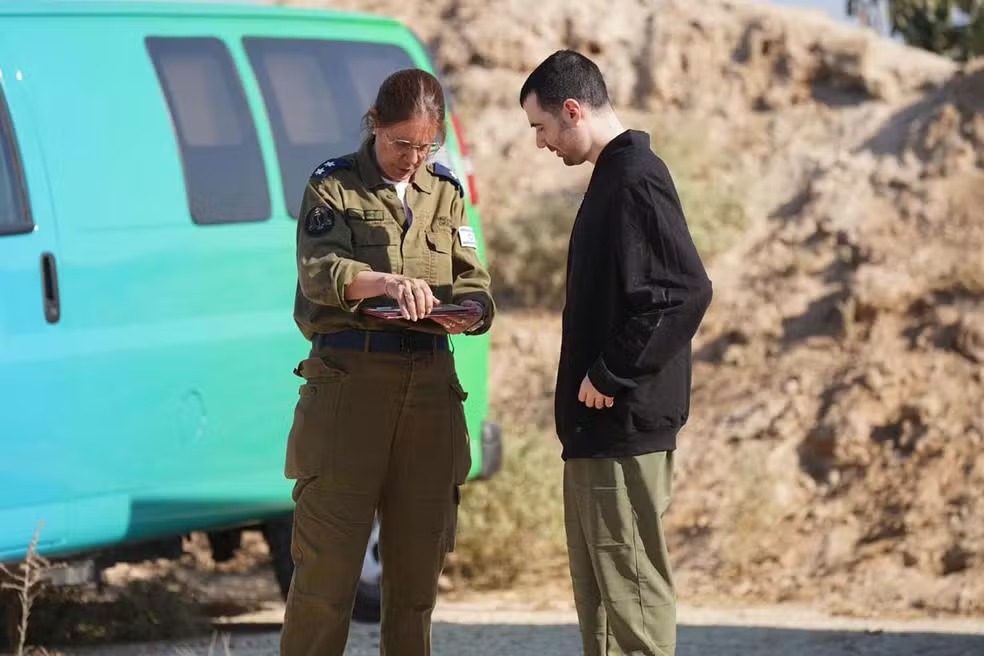 Refém libertado Guy Gilboa-Dalal com representantes das Forças de Defesa de Israel