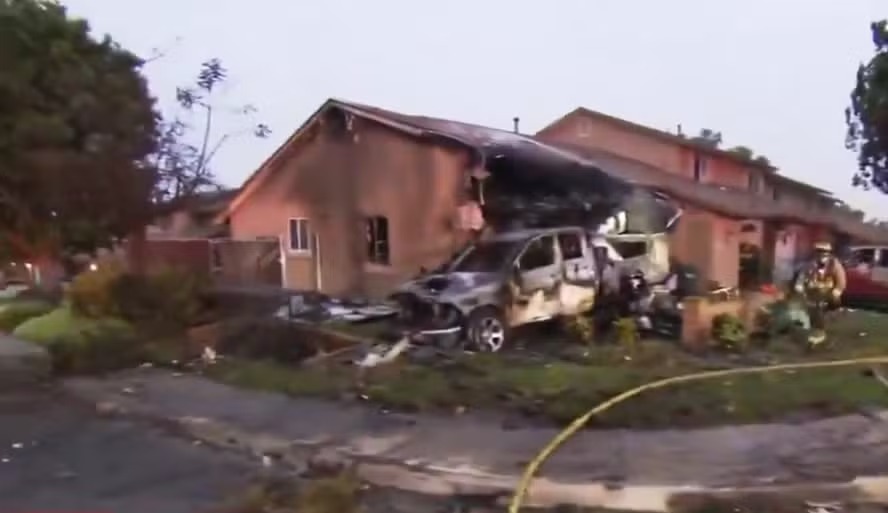 Queda do avião destrói diversas casas e atinge veículos estacionados