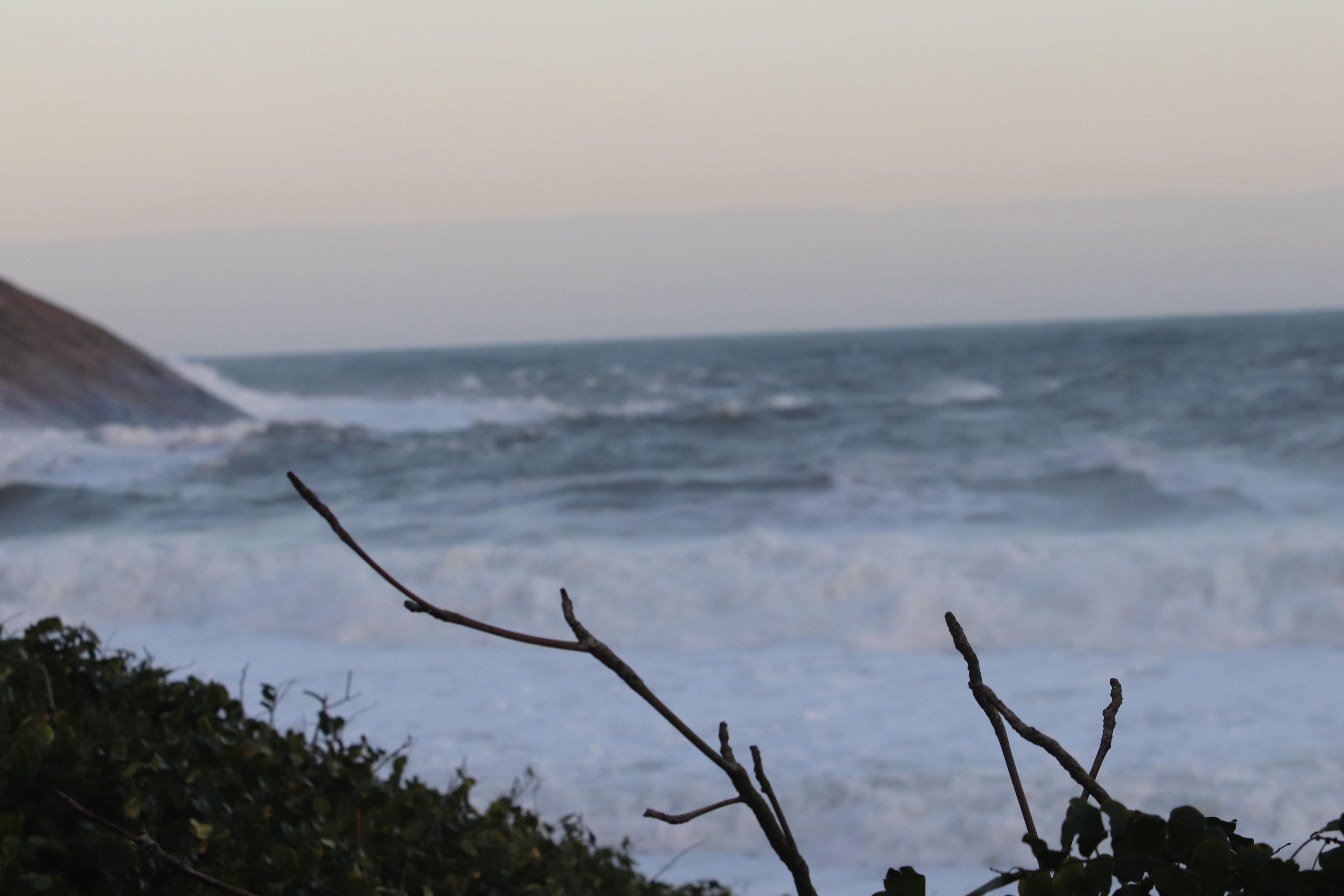 Ressaca no mar de Itacoatiara, em Niterói