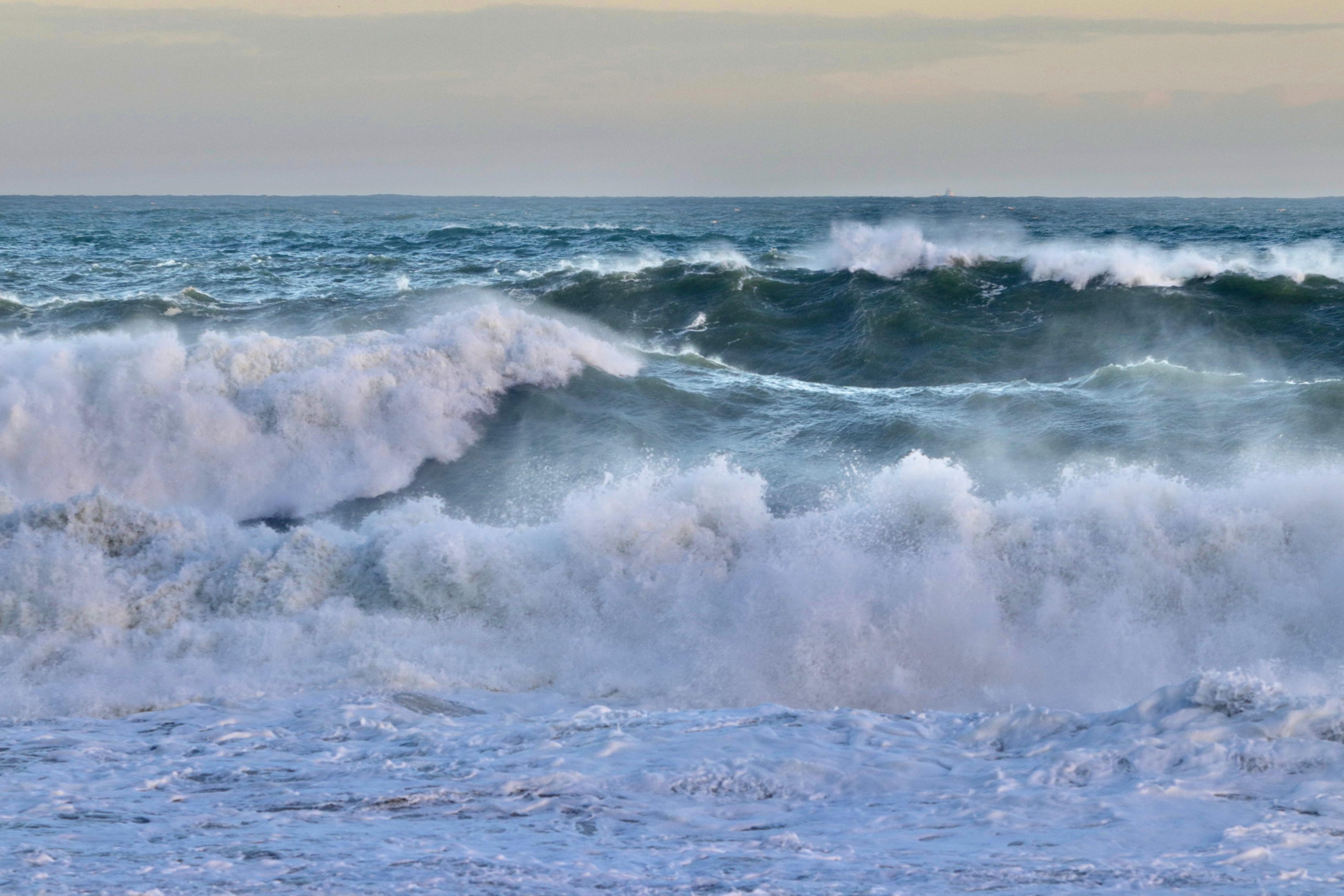 Ressaca no mar de Itacoatiara, em Niterói
