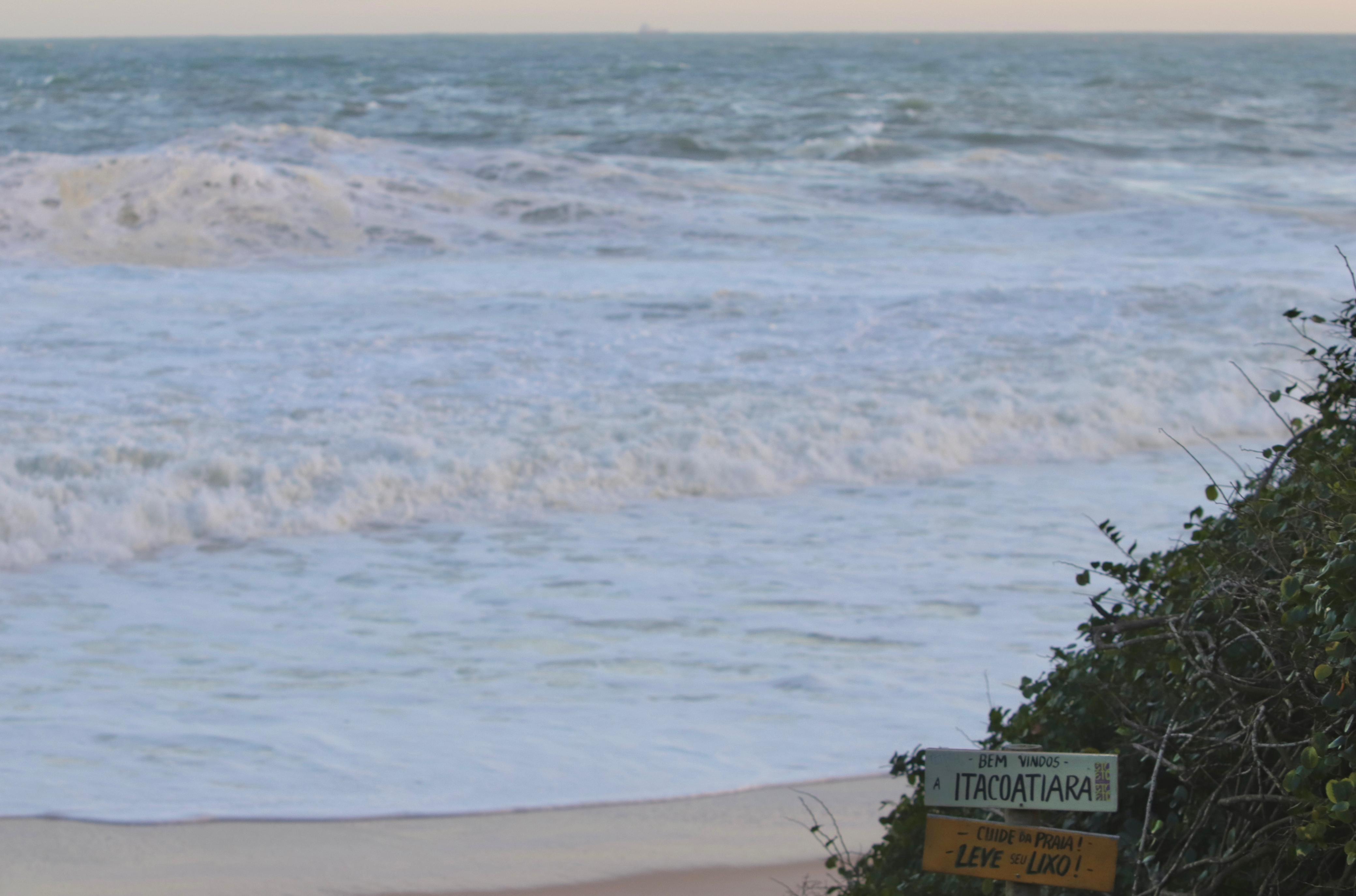 Ressaca no mar de Itacoatiara, em Niterói