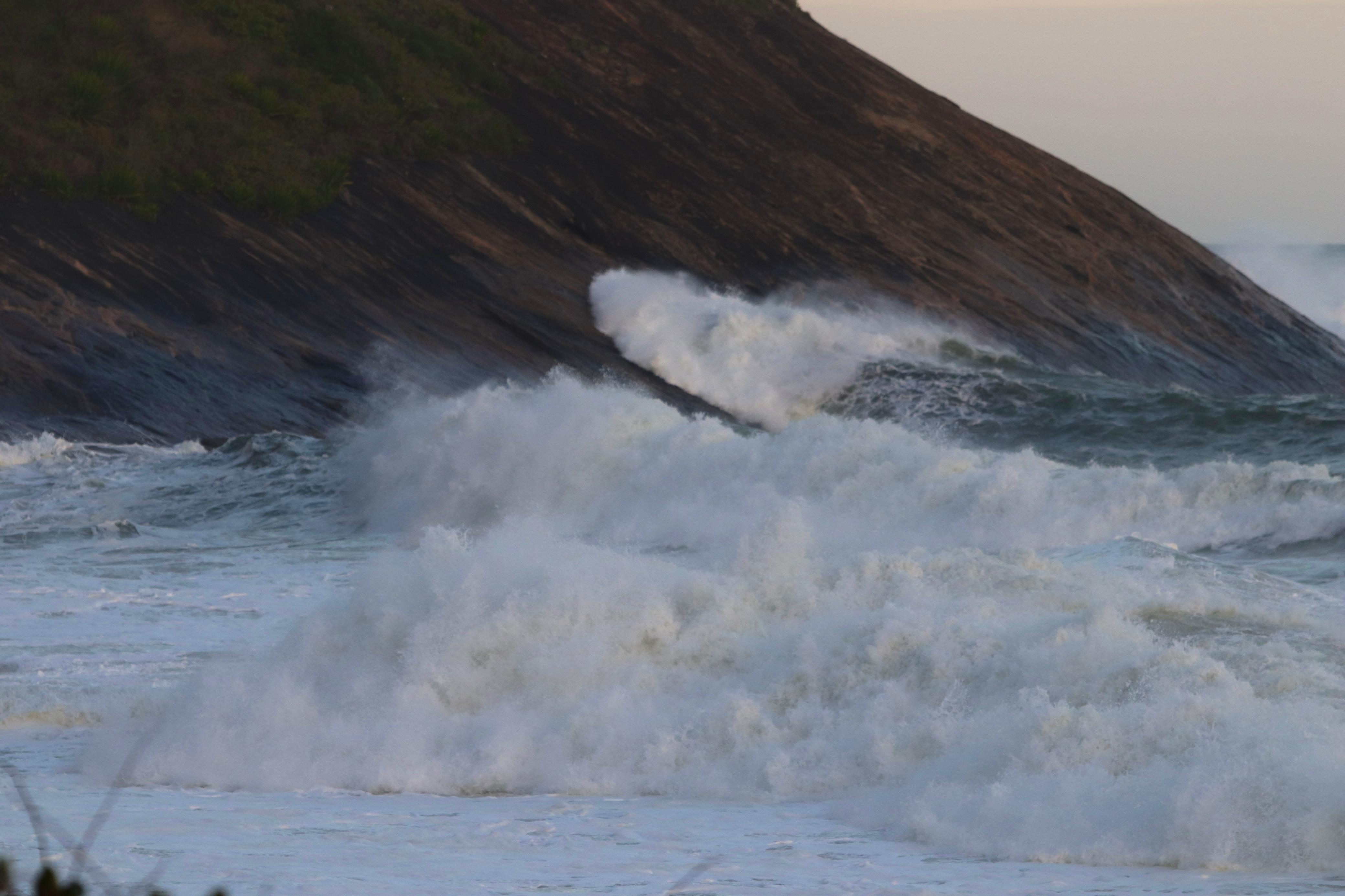 Ressaca no mar de Itacoatiara, em Niterói