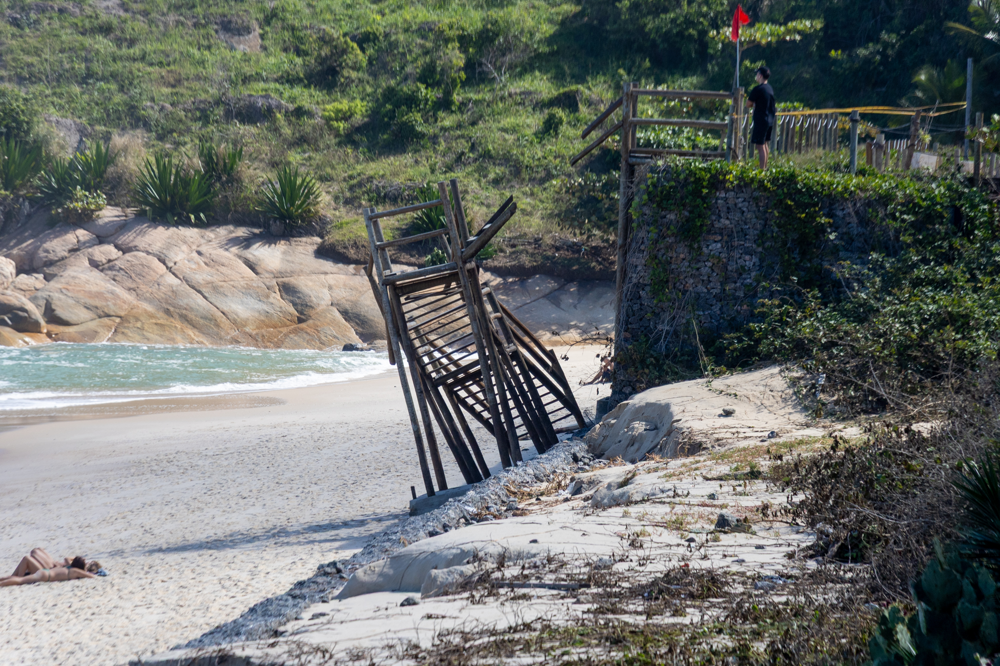 Escadas quebradas com a ressaca na Praia de Camboinhas