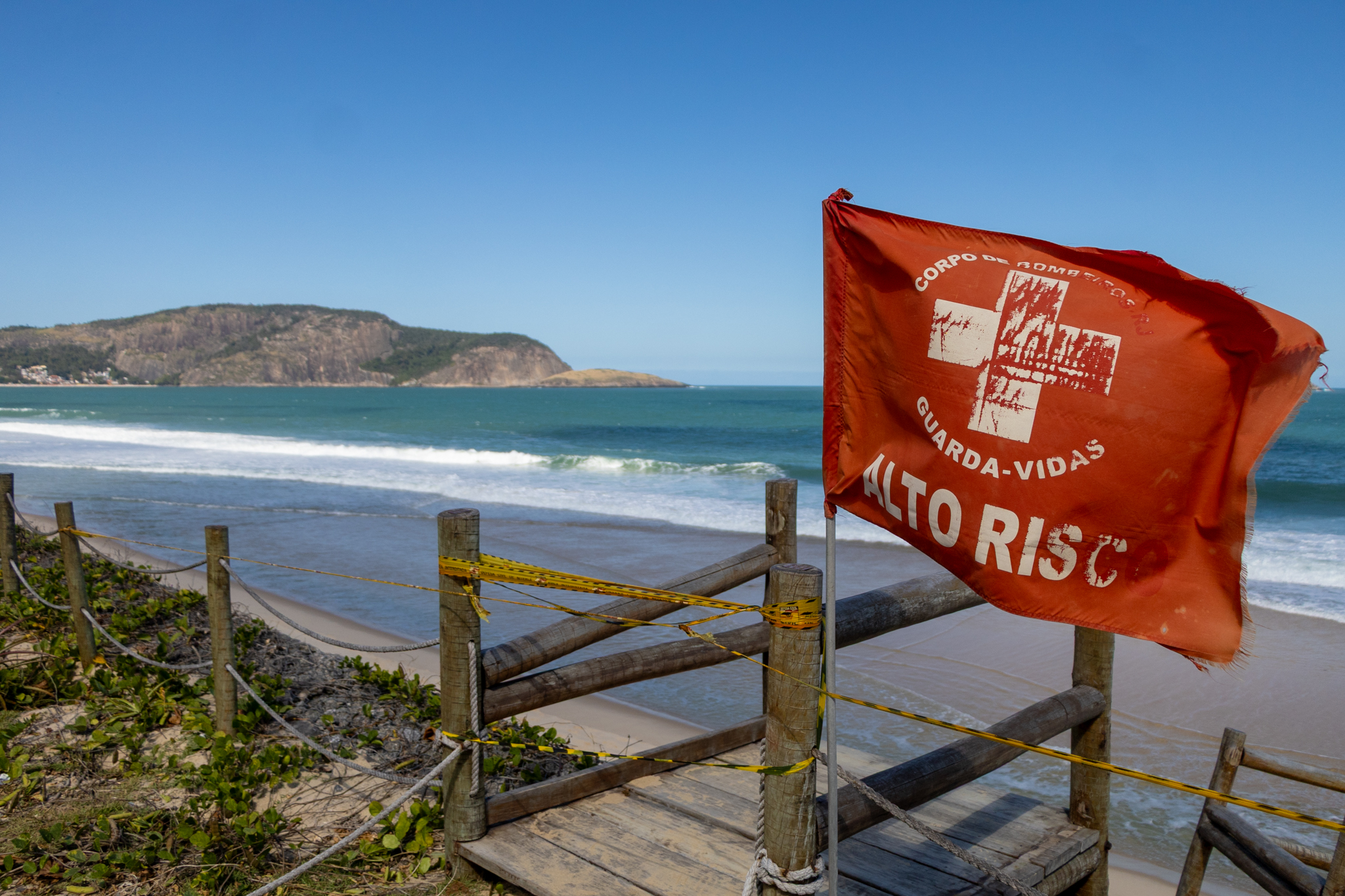Acesso às escadas foram interditados pela Defesa Civil