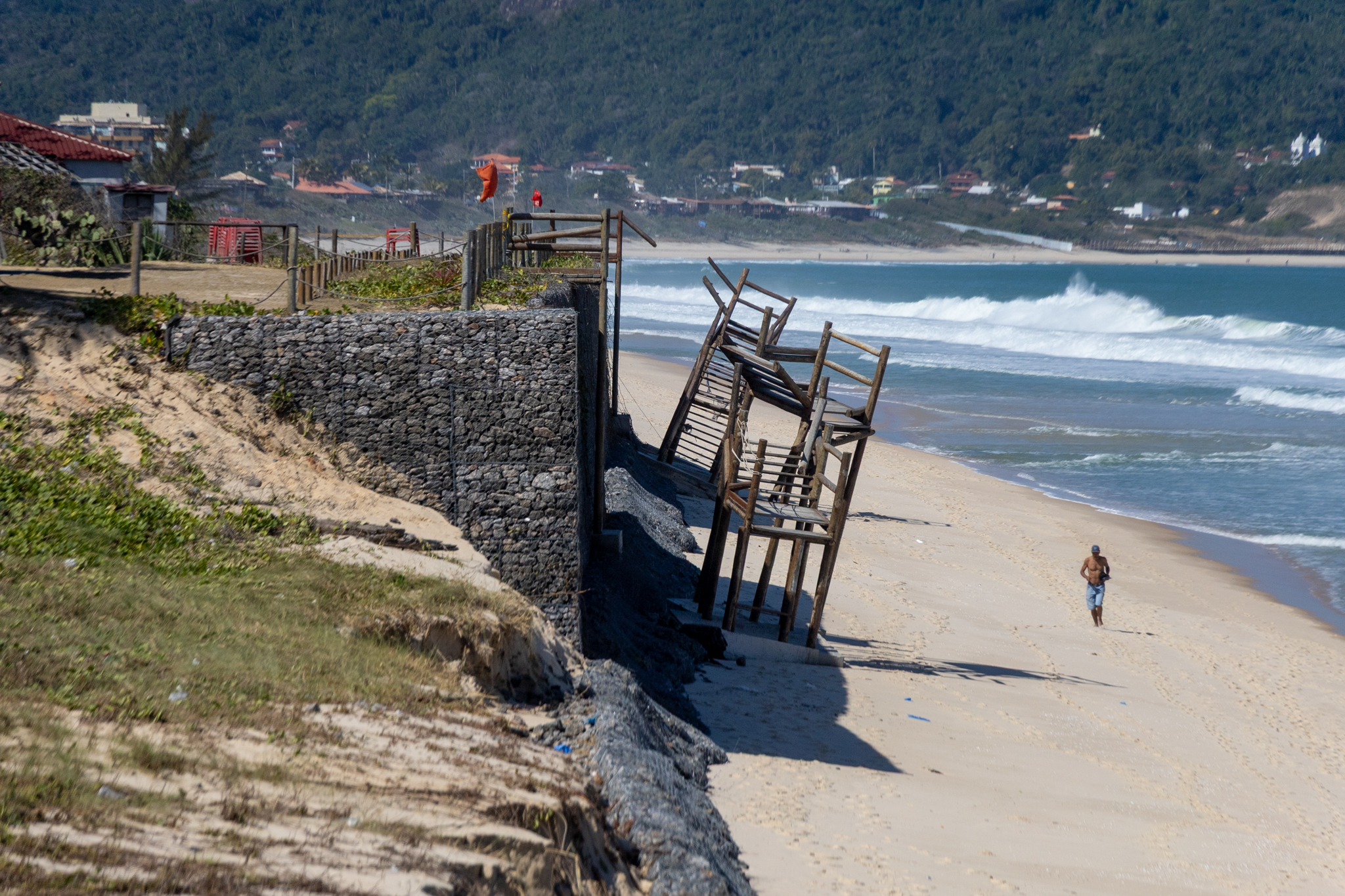 Escadas quebradas com a ressaca na Praia de Camboinhas