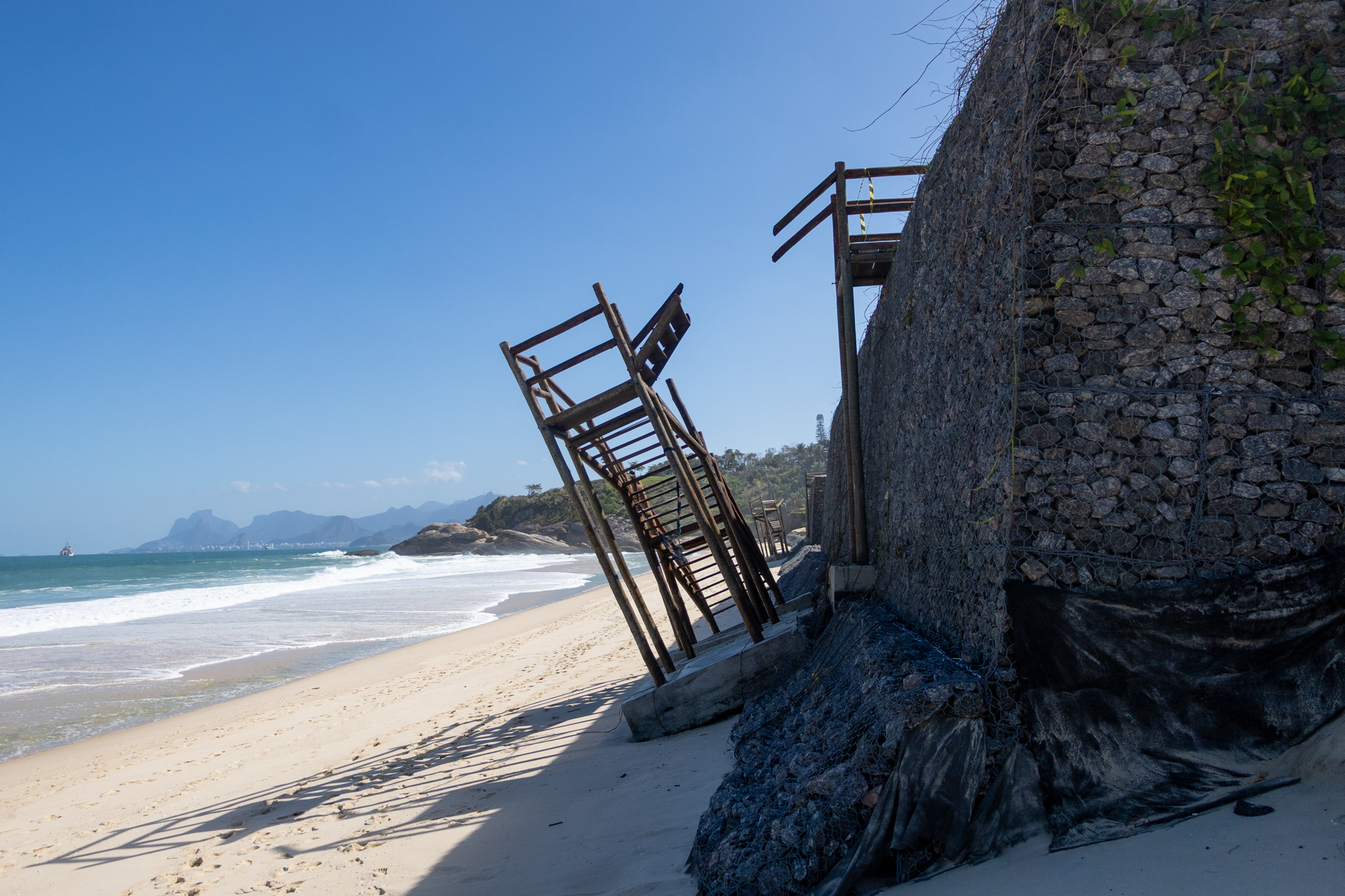 Escadas quebradas com a ressaca na Praia de Camboinhas