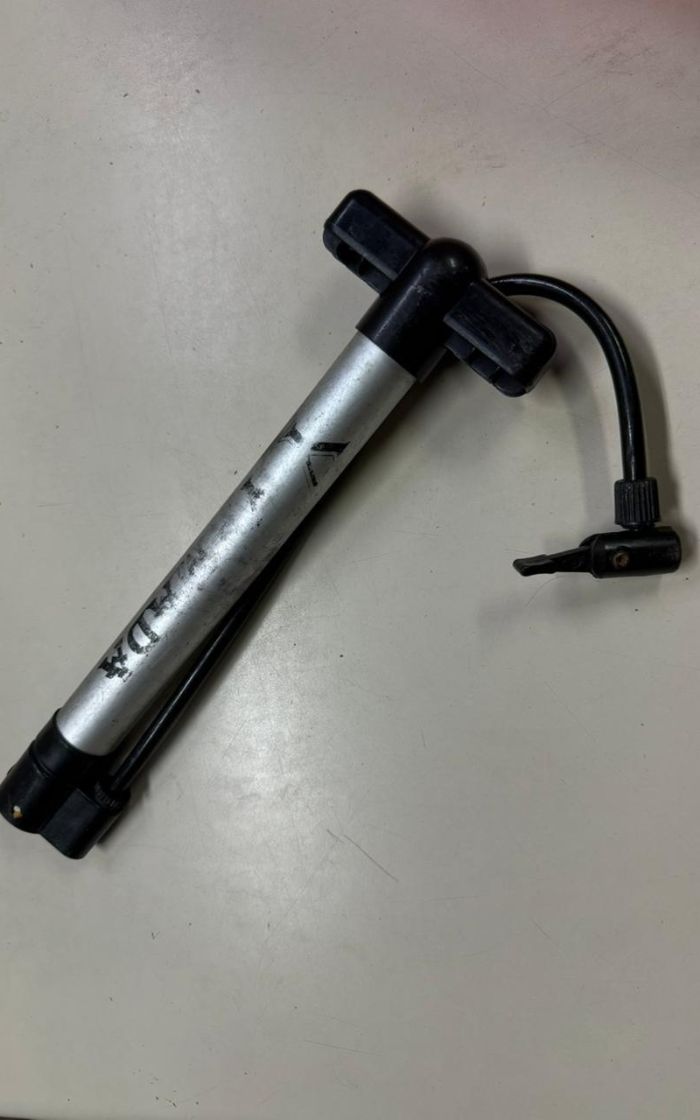 Bomba de ar para encher pneus de bicicletas que foi encontrada com o acusado