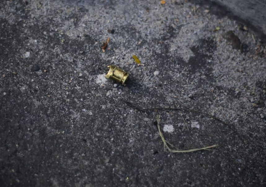 Projétil encontrado no chão após a troca de tiros