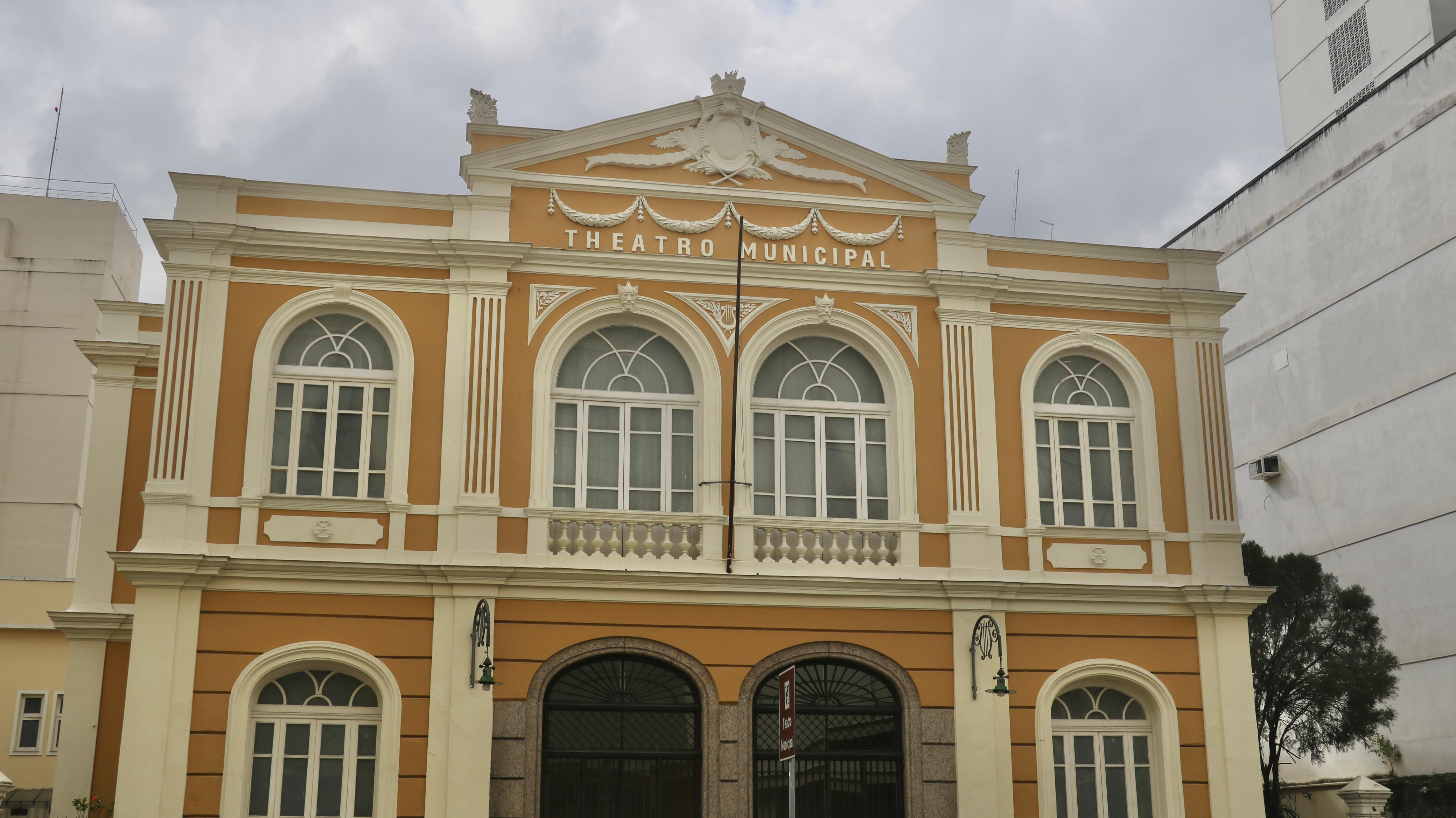 Prédio com arquitetura imponente se destaca pelo clima sofisticado