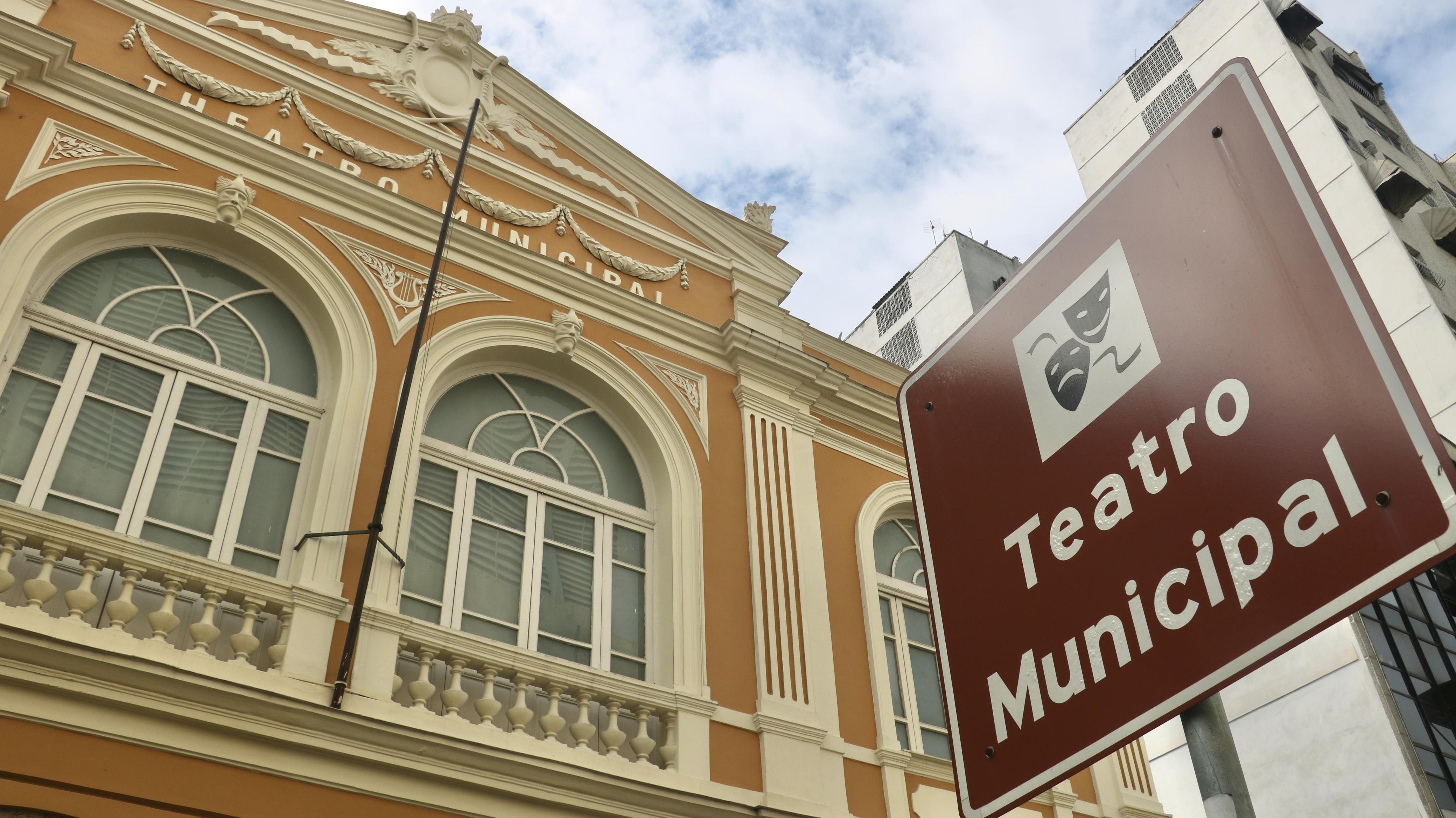 Prédio com arquitetura imponente se destaca pelo clima sofisticado