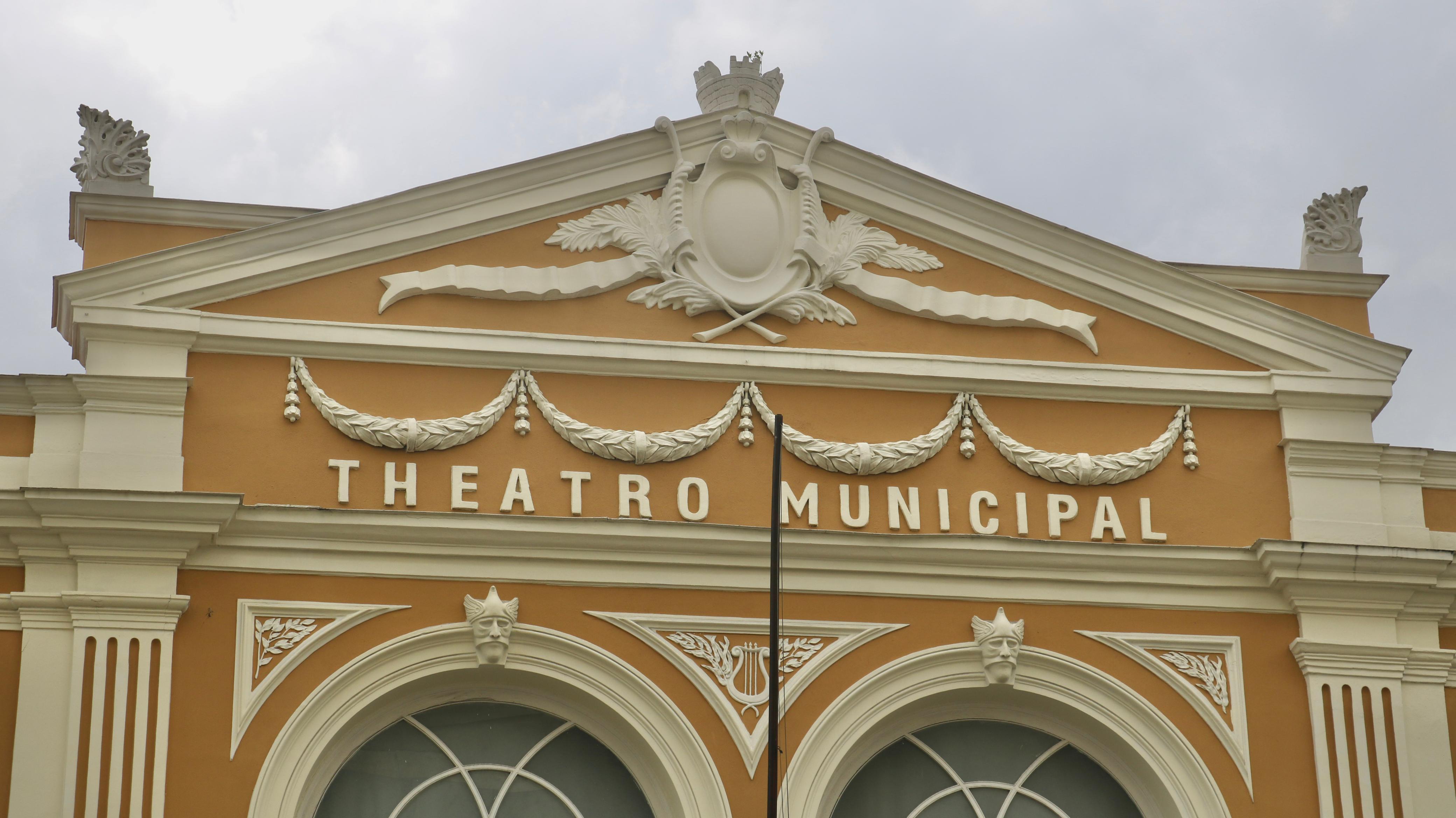 Prédio com arquitetura imponente se destaca pelo clima sofisticado