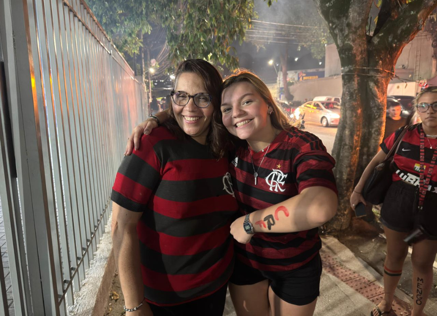 A secretária Juliana ao lado de sua filha