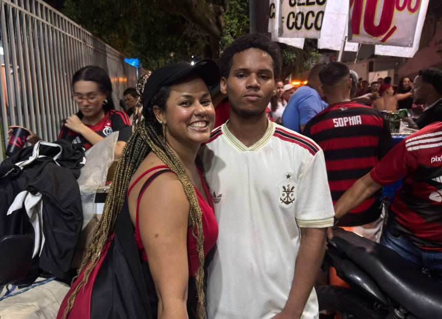 A enfermeira Carolina das Dores comemorou ao lado do seu marido