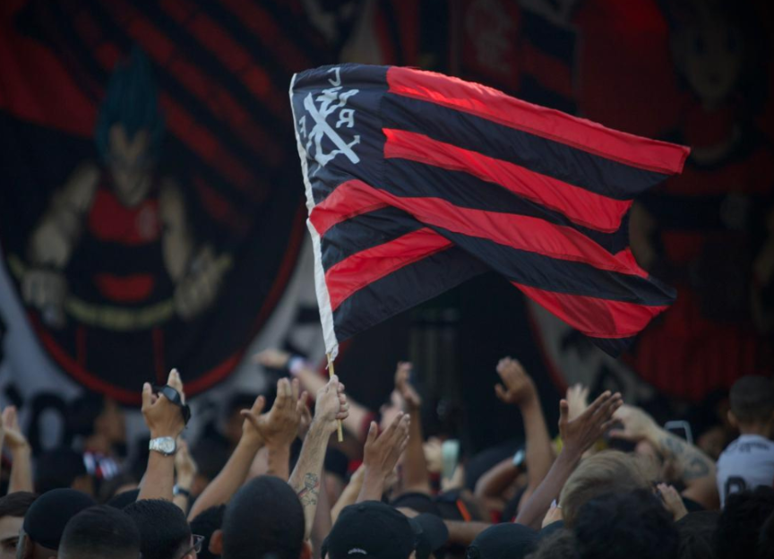 A cor vermelha e preta tomou conta das ruas da cidade