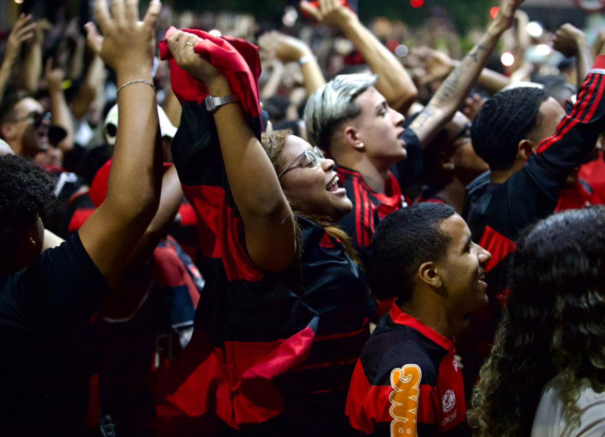 A cor vermelha e preta tomou conta das ruas da cidade