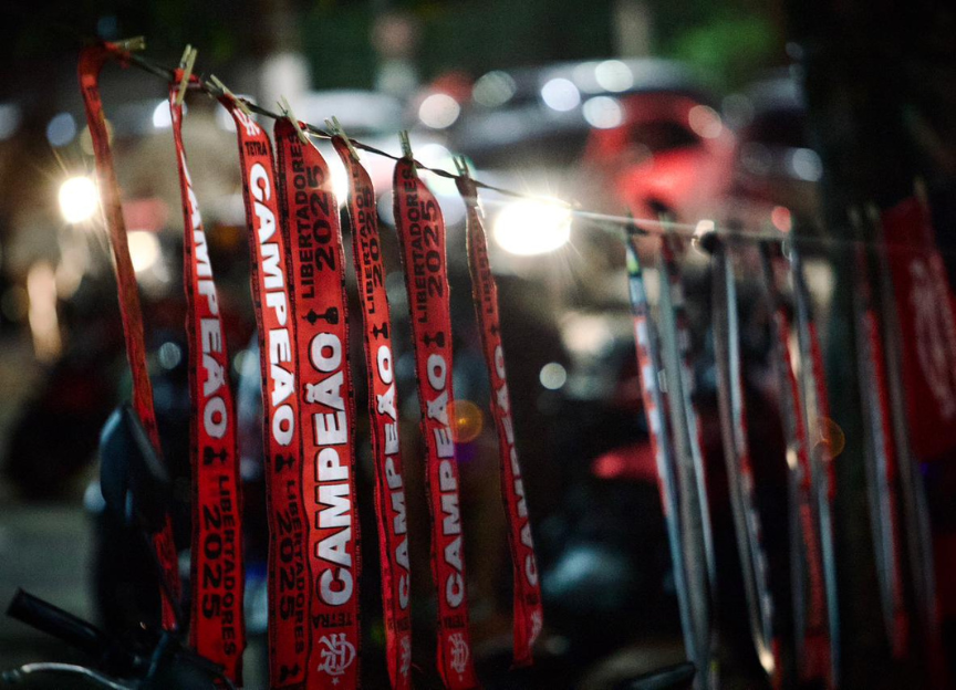 A cor vermelha e preta tomou conta das ruas da cidade