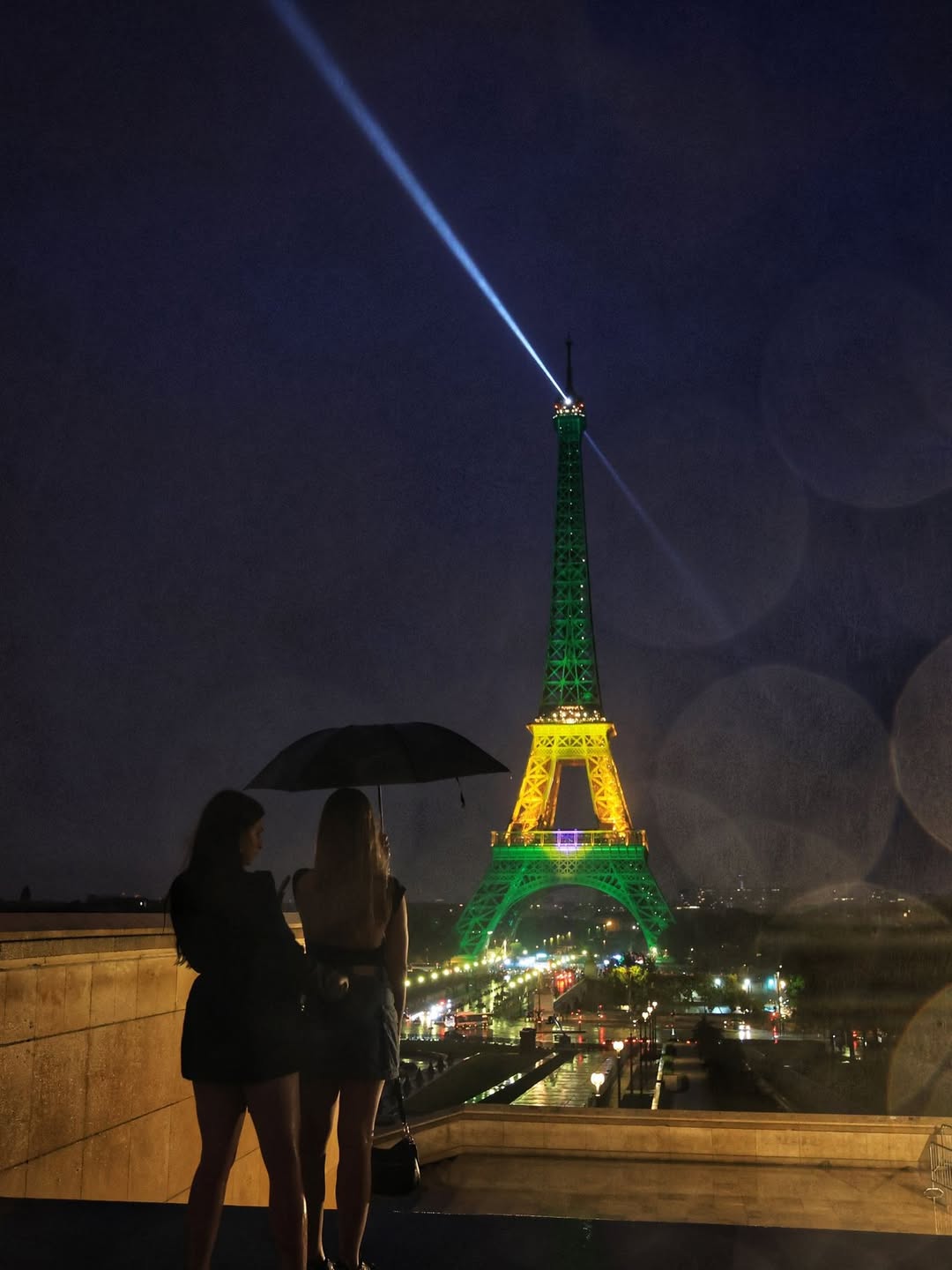 Monumento foi iluminado nas cores verde, amarela e azul