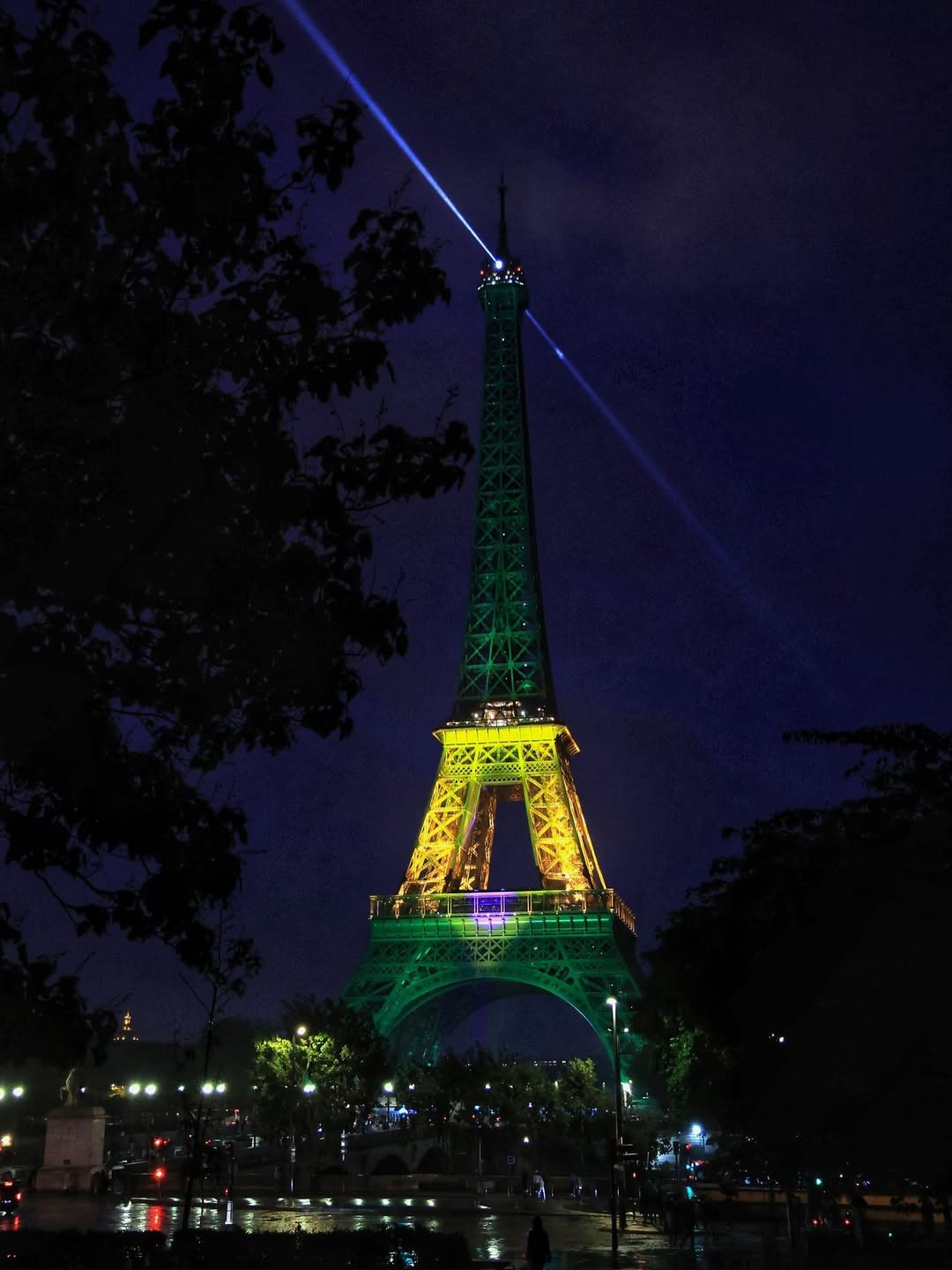 Monumento foi iluminado nas cores verde, amarela e azul