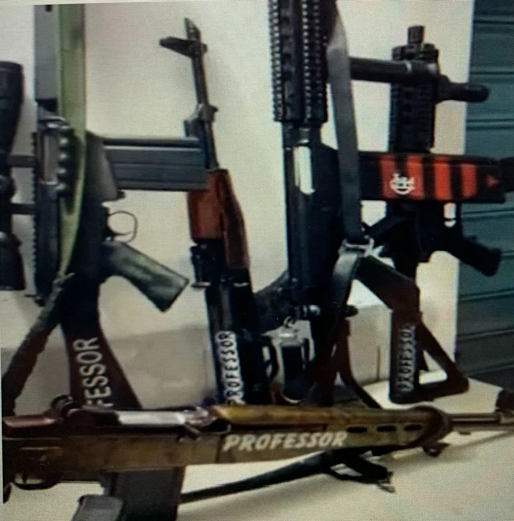 Fuzis com o nome do traficante Professor em vídeo das redes sociais