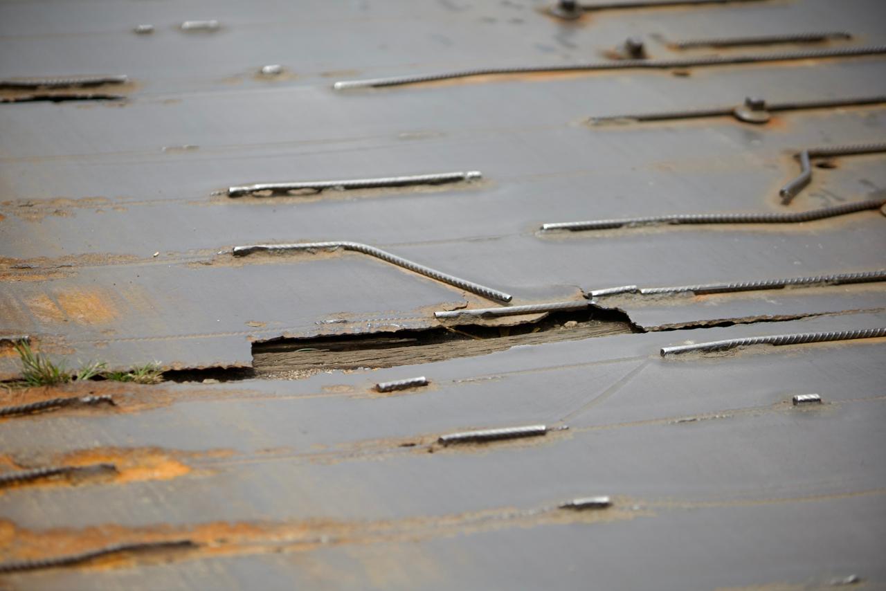 Cada parte da ponte apresenta sinais de abandono