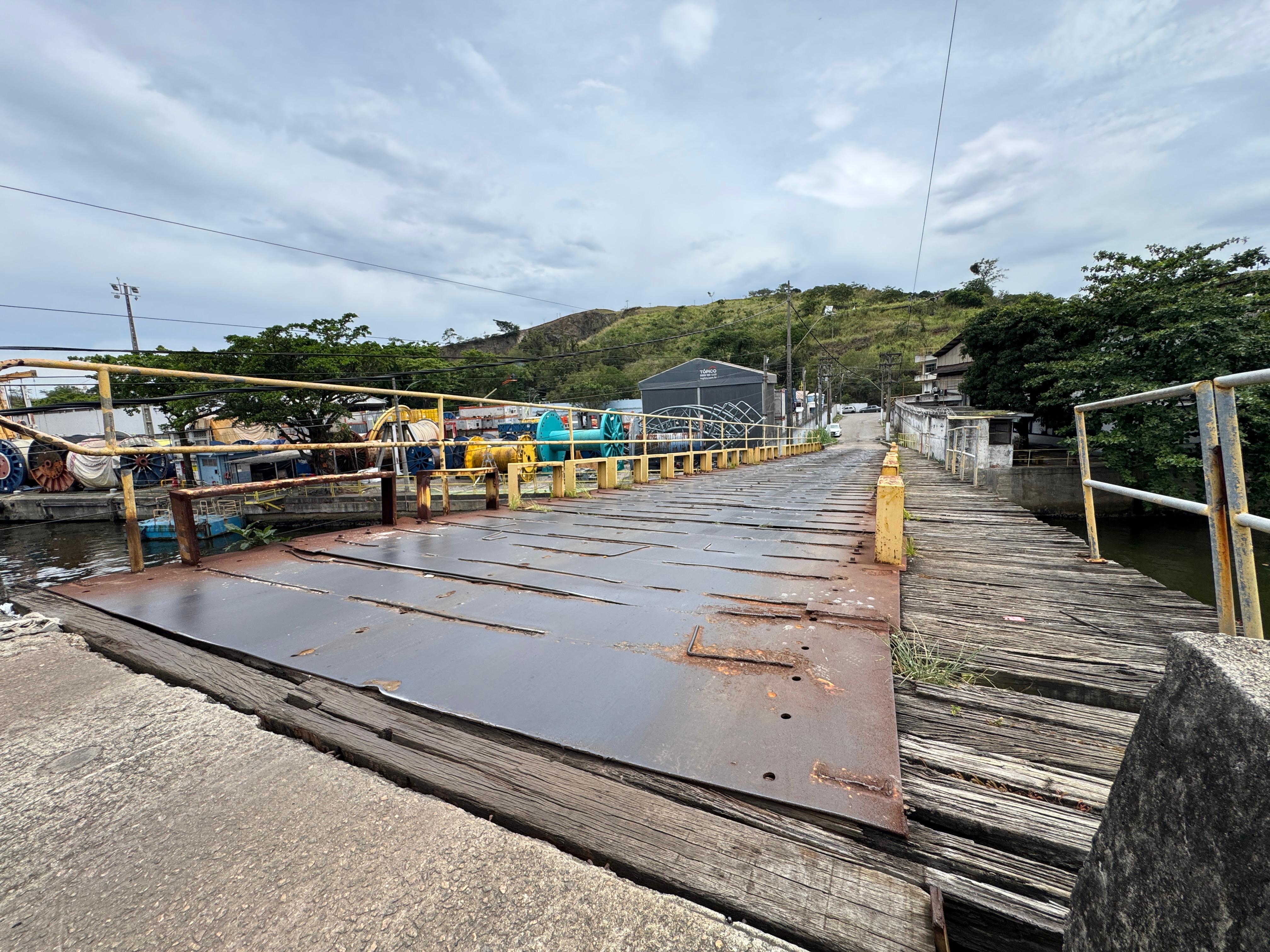 A estrutura precária da ponte representa risco tanto para quem trafega por cima quanto para quem passa por baixo
