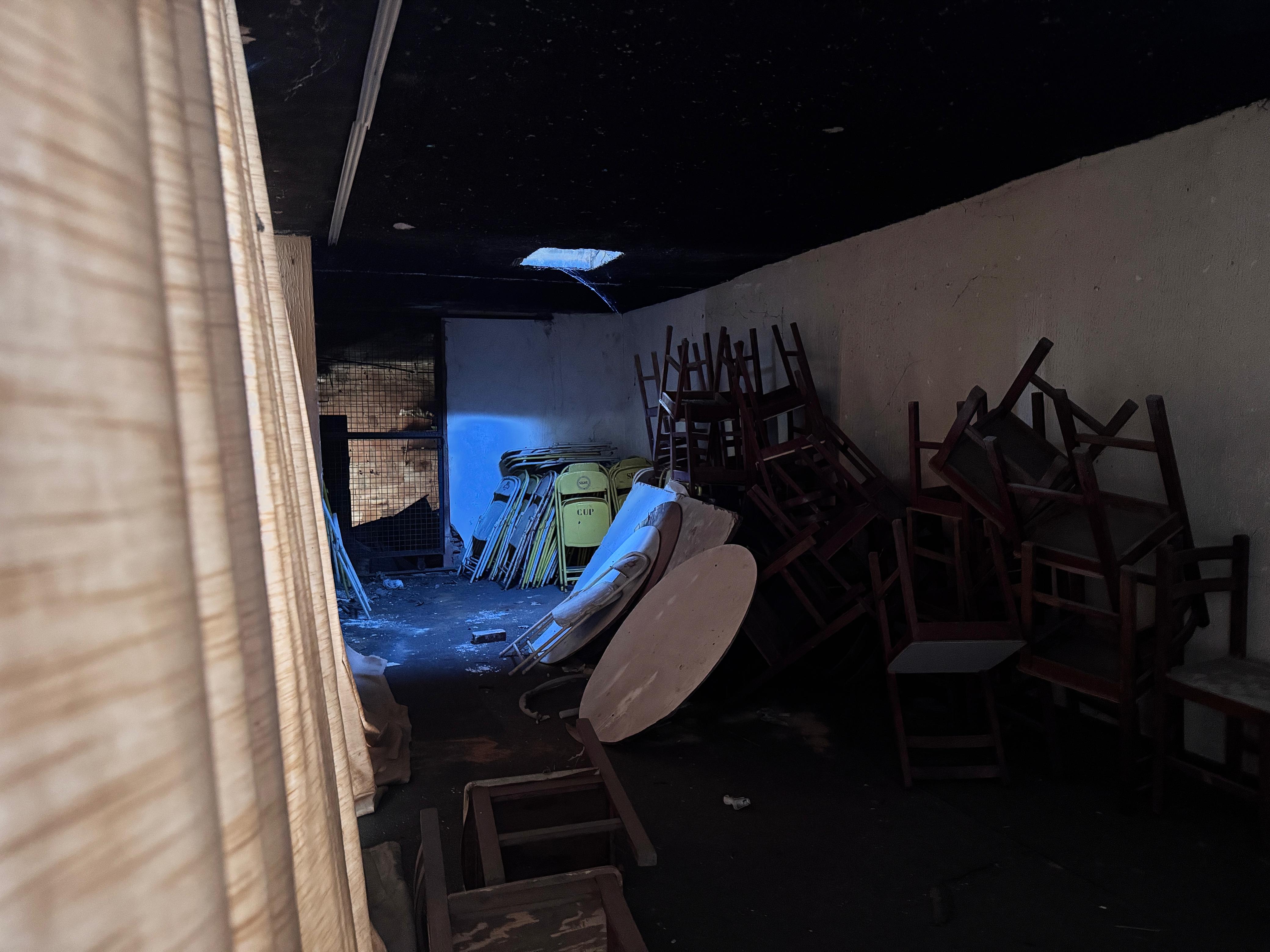 Cadeiras empilhadas em uma das salas