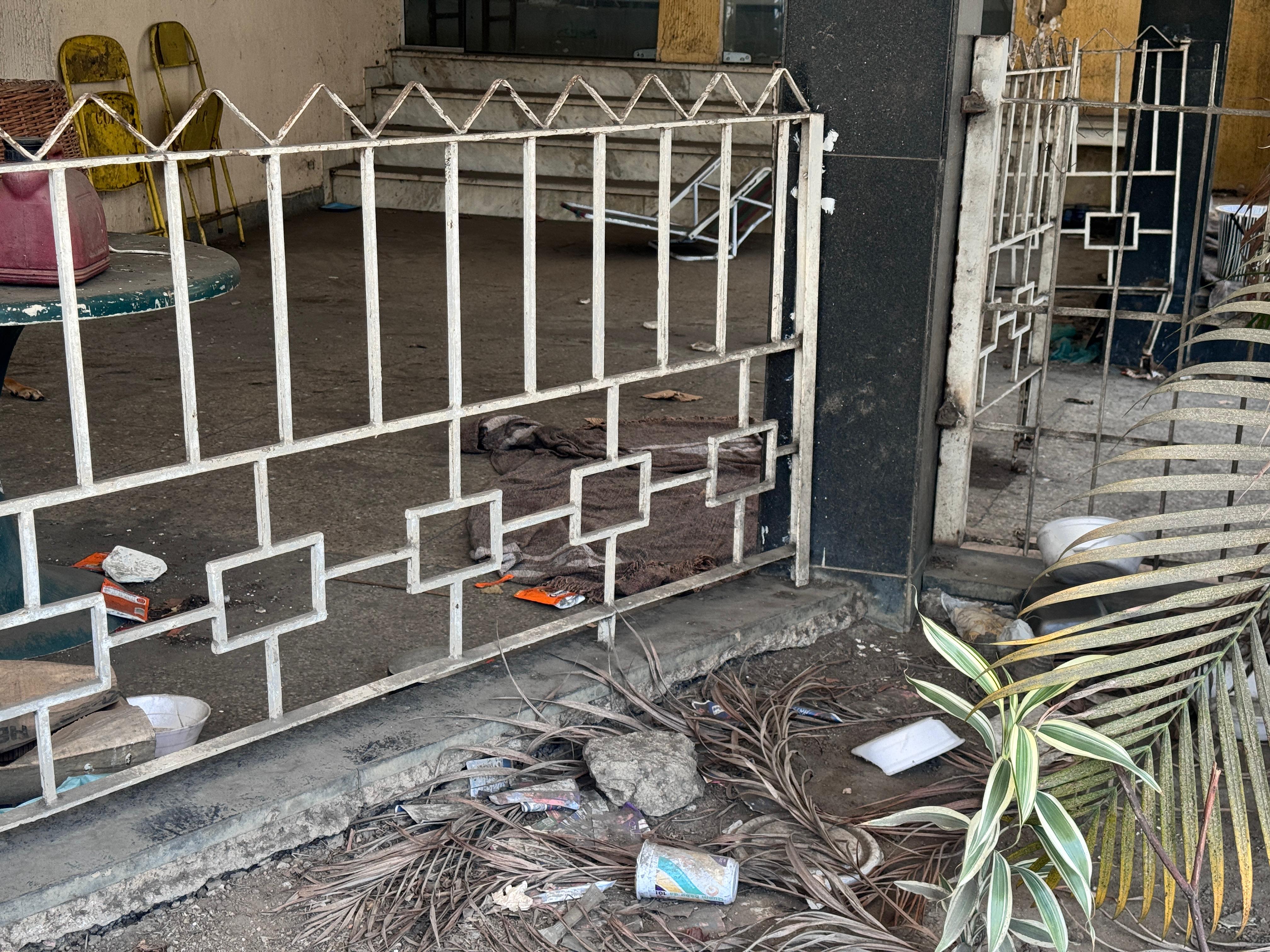 Acúmulo de sujeira na entrada da Casa Unidos de Portugal