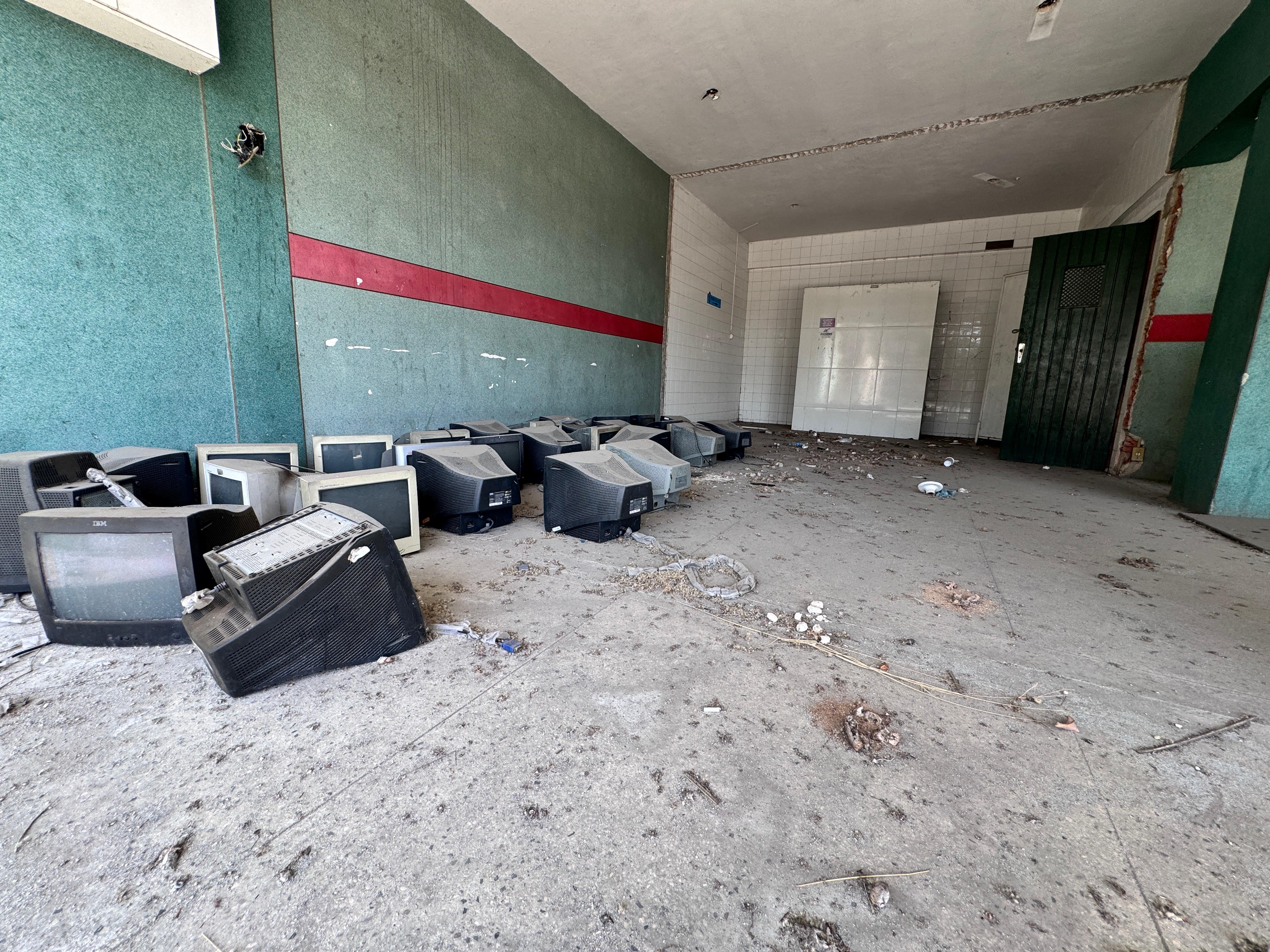 Segundo moradores, as televisões eram para serem sorteadas na época. Hoje, não funcionam mais e estão tomadas pela poeira e fezes de animais