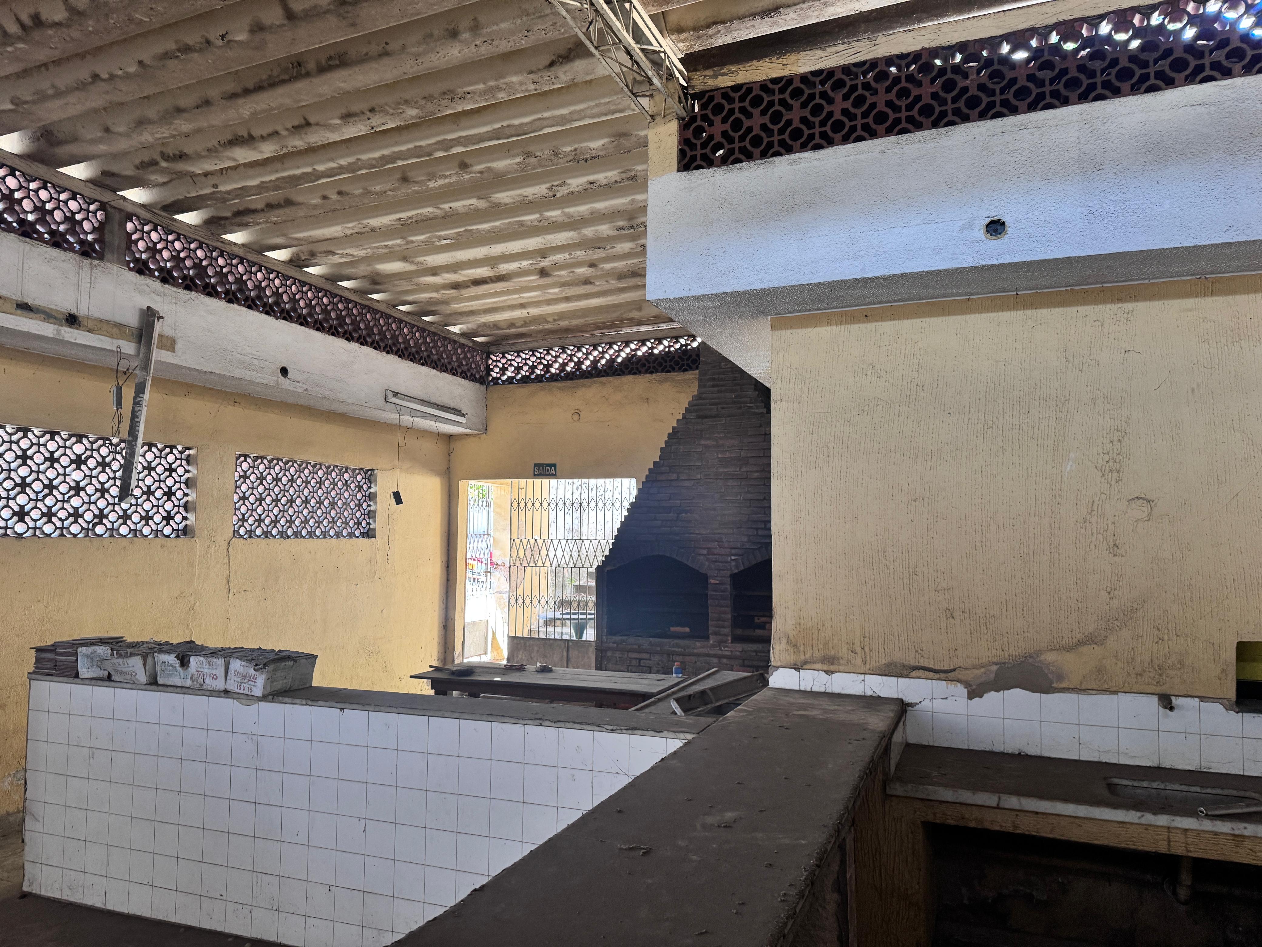 Poeira e lixo acumulados no local