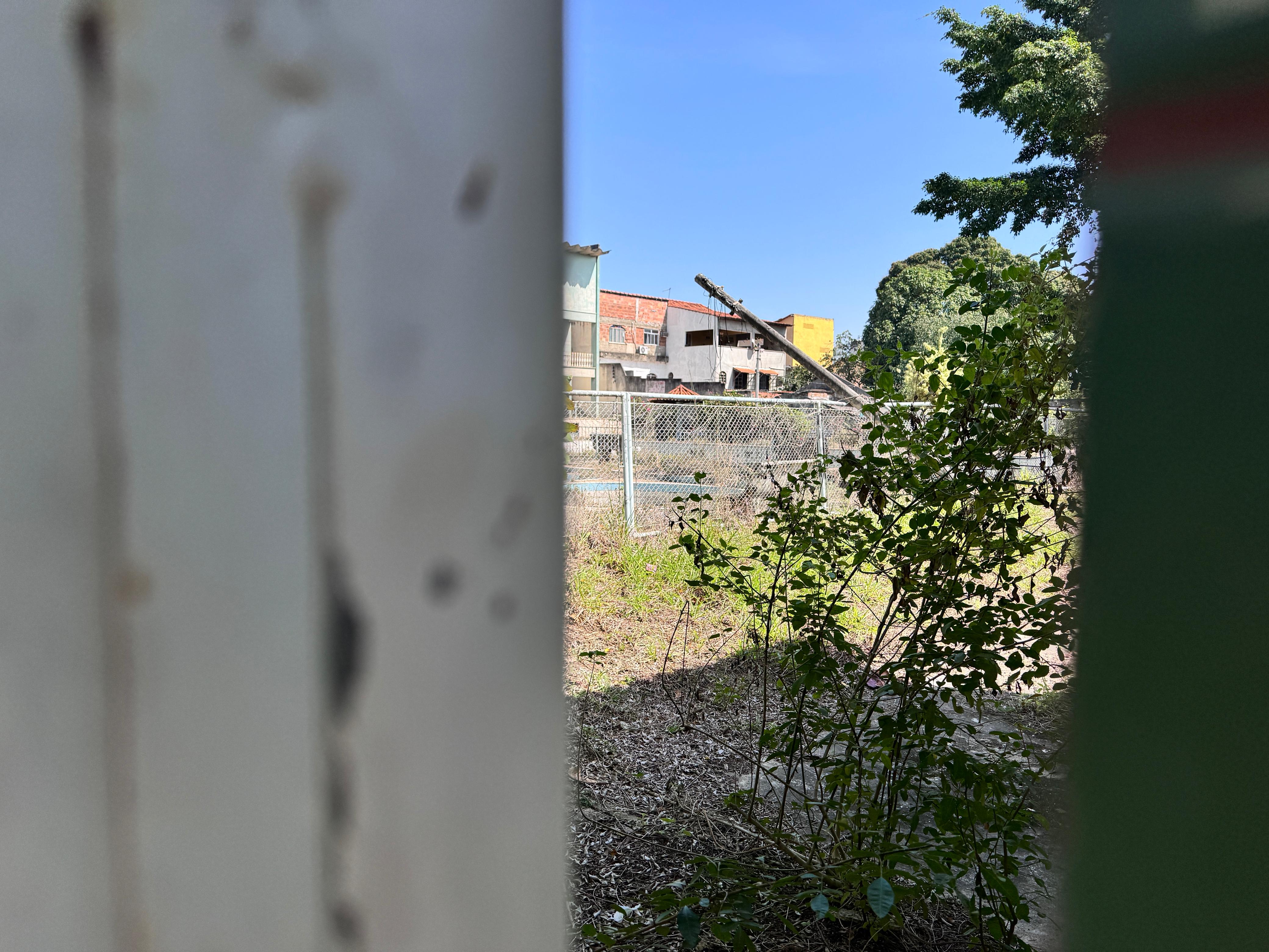 Um poste no local está totalmente torto, prestes a cair