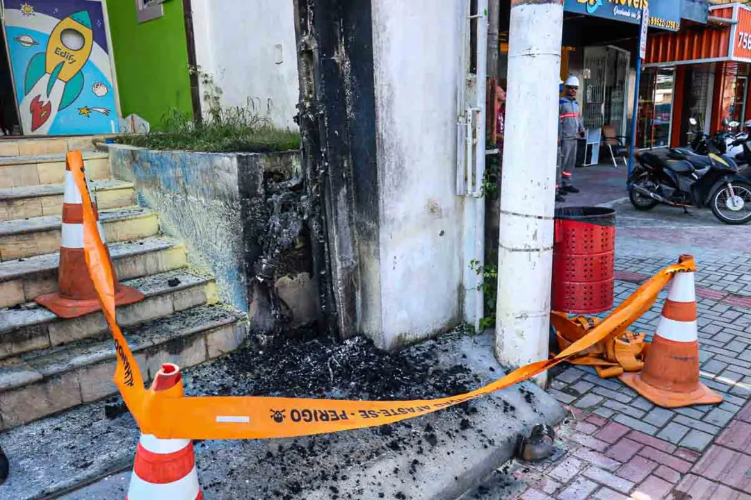 Incêndio em poste causa pânico em escola de Maricá; veja vídeo