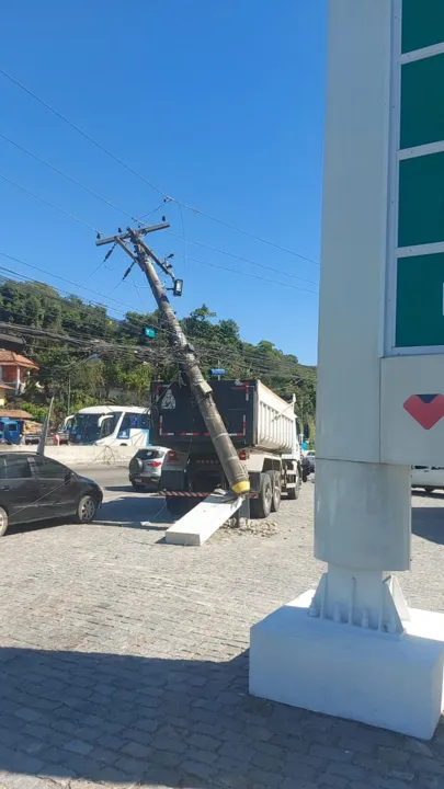 Caminhão derruba poste e causa falta de luz no Rio do Ouro